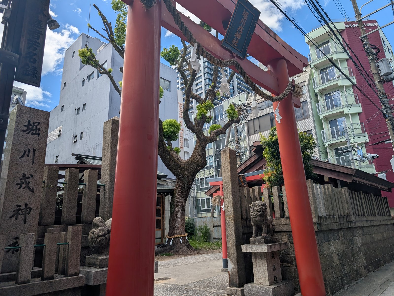 社号標「堀川戎神社」と朱の鳥居