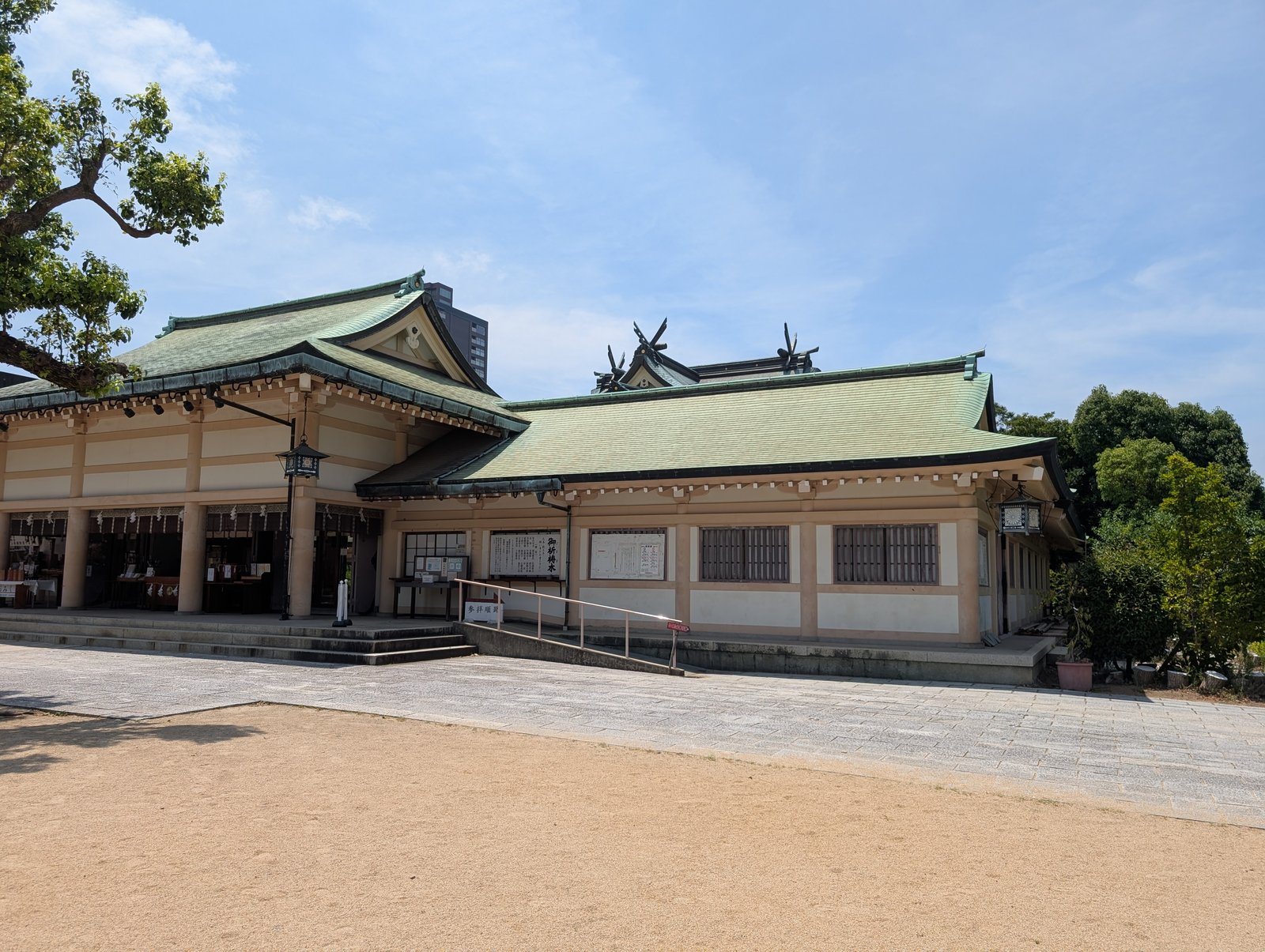 境内から見た拝殿と、その奥の屋根の千木