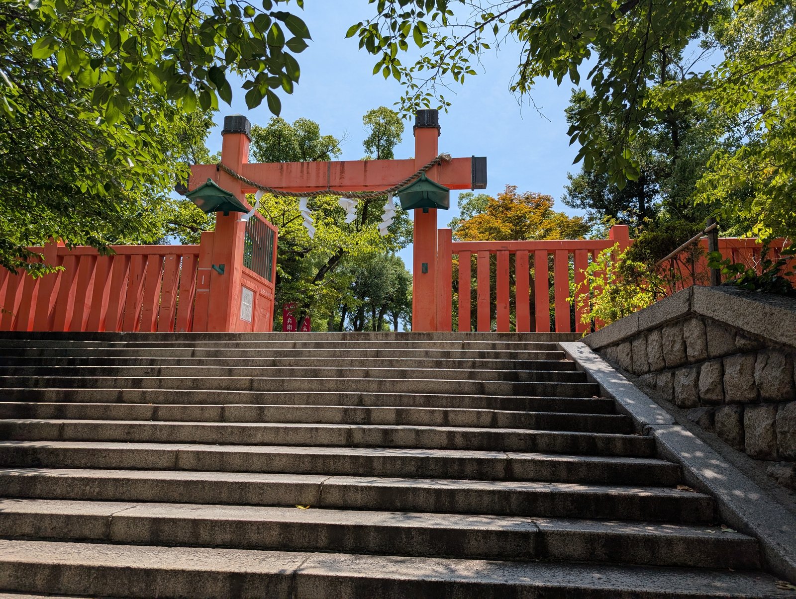 表参道の石段と朱の鳥居