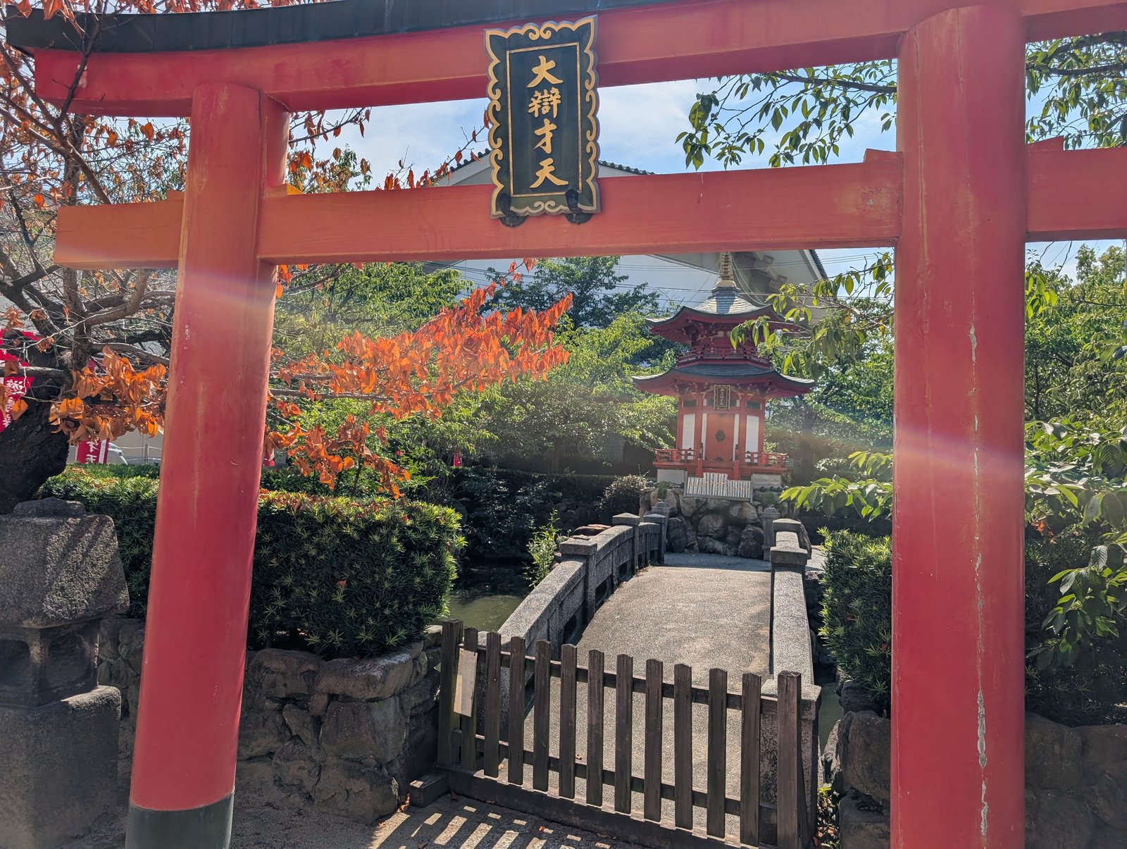 四天王寺の境内、亀遊嶋辯天堂の前に立つ朱の鳥居。扁額は「大辯才天」
