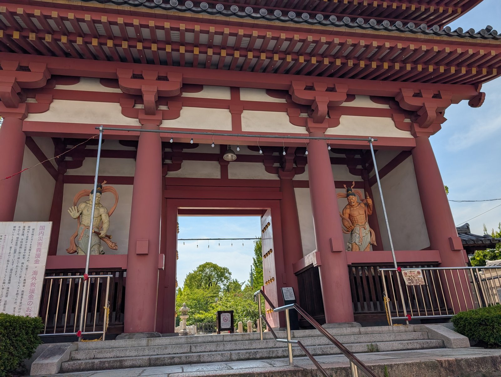 四天王寺の門。左右に仁王（金剛力士）像が立つ