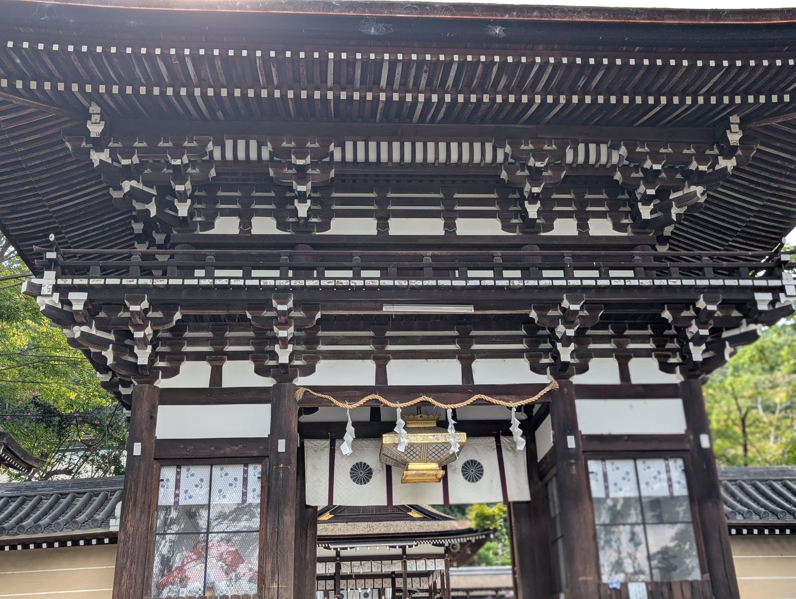 楼門の軒。細かな組み物が並ぶ