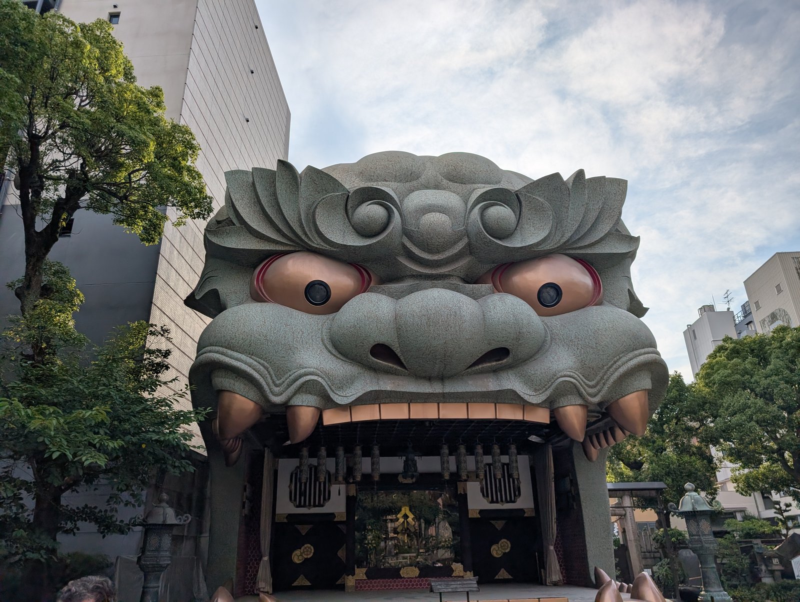 獅子殿の口の奥に、神殿が見える