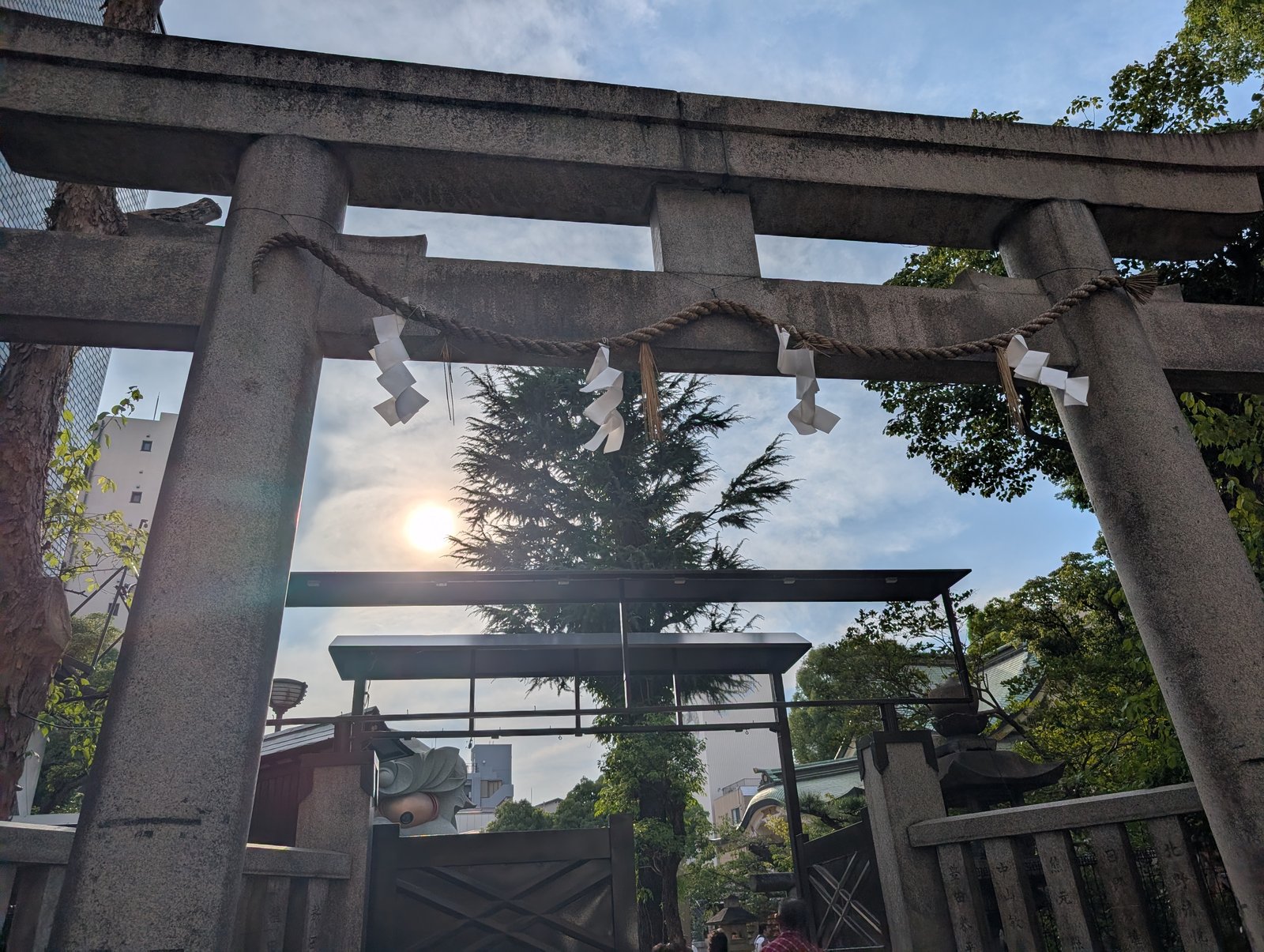 難波八阪神社の石の鳥居