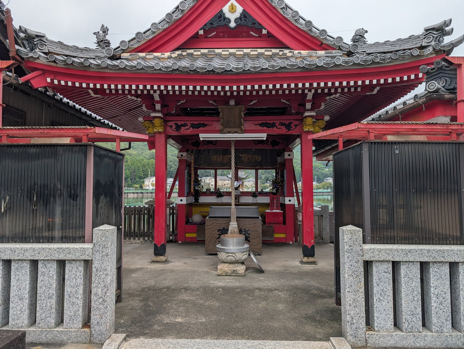 拝殿を正面から。奥の窓の向こうに池