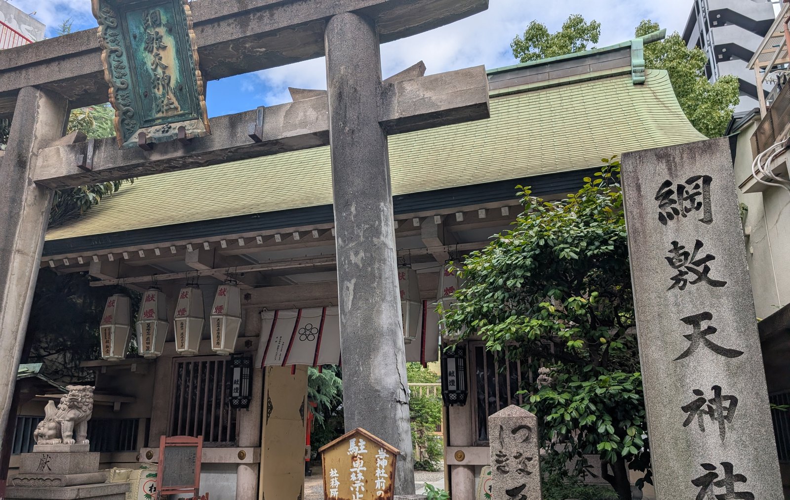 綱敷天神社の入口の石の鳥居