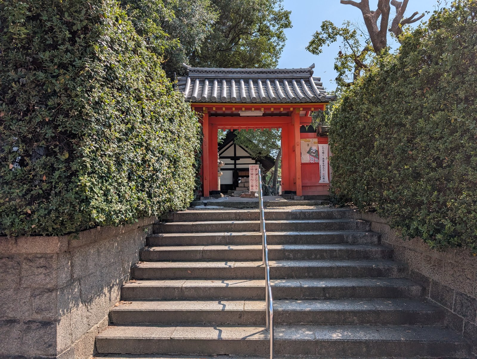 大海神社の石段と朱色の門