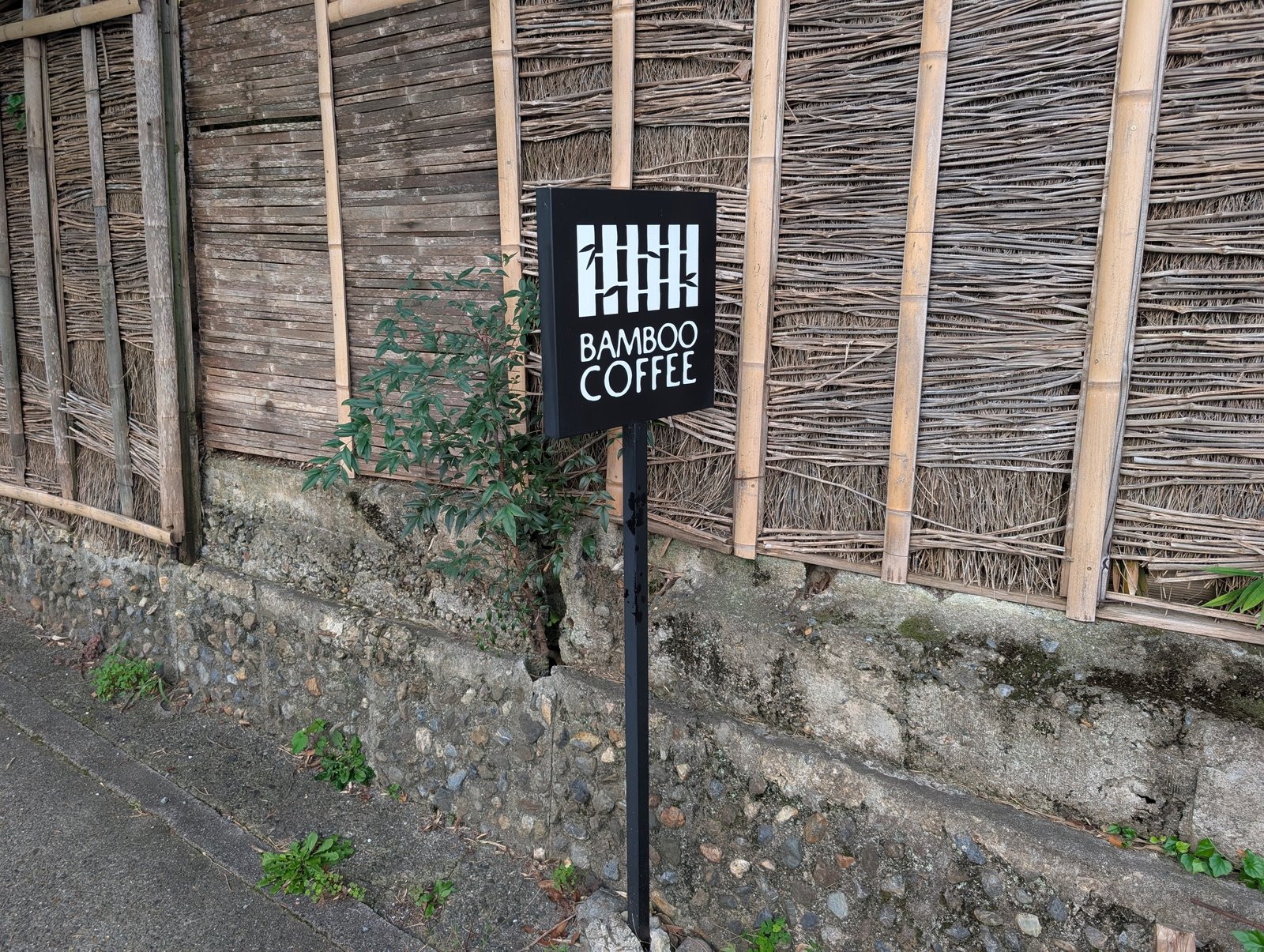 BAMBOO COFFEE の道路脇の看板