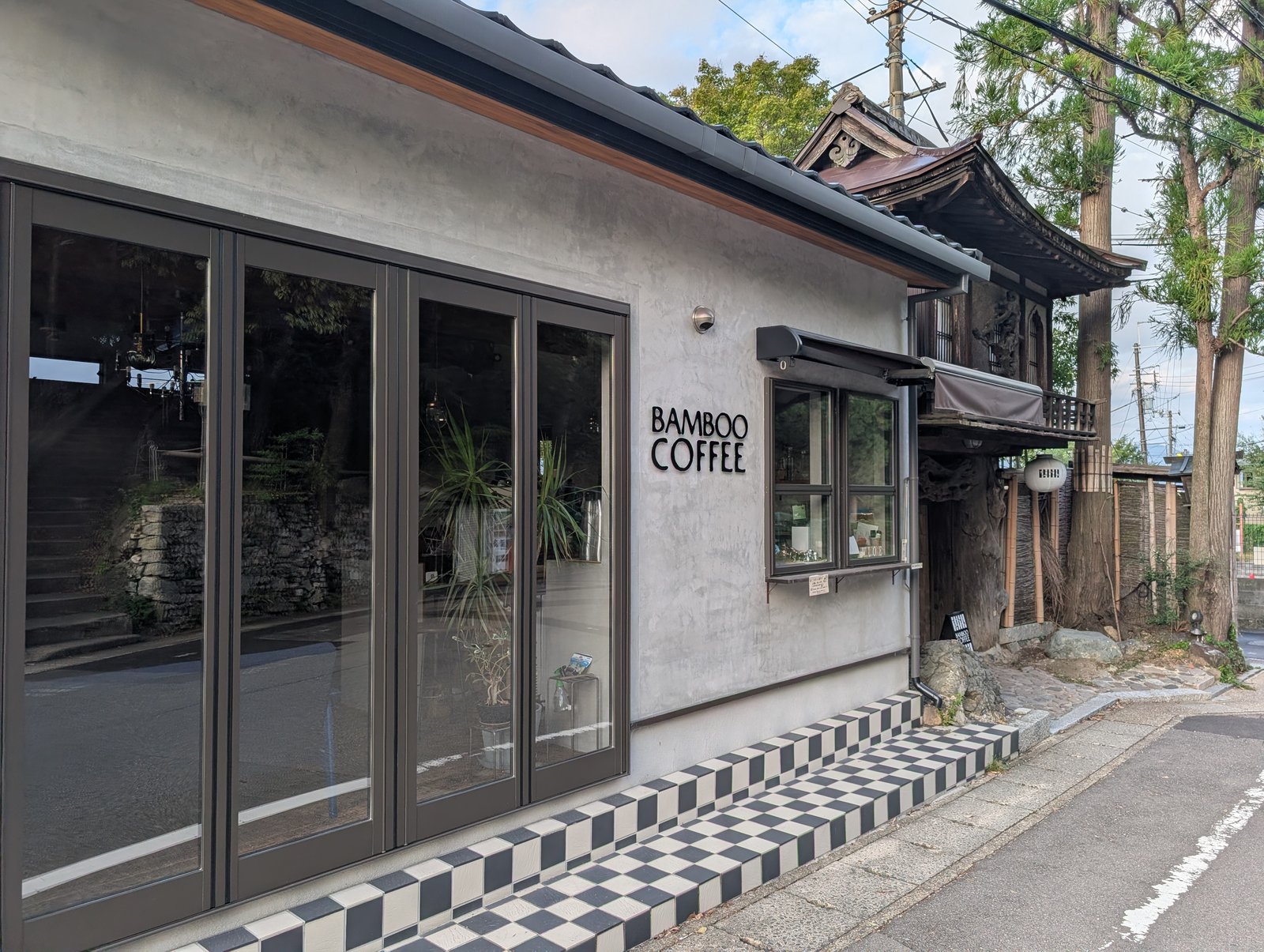 BAMBOO COFFEE の外観。この日は閉まっていた