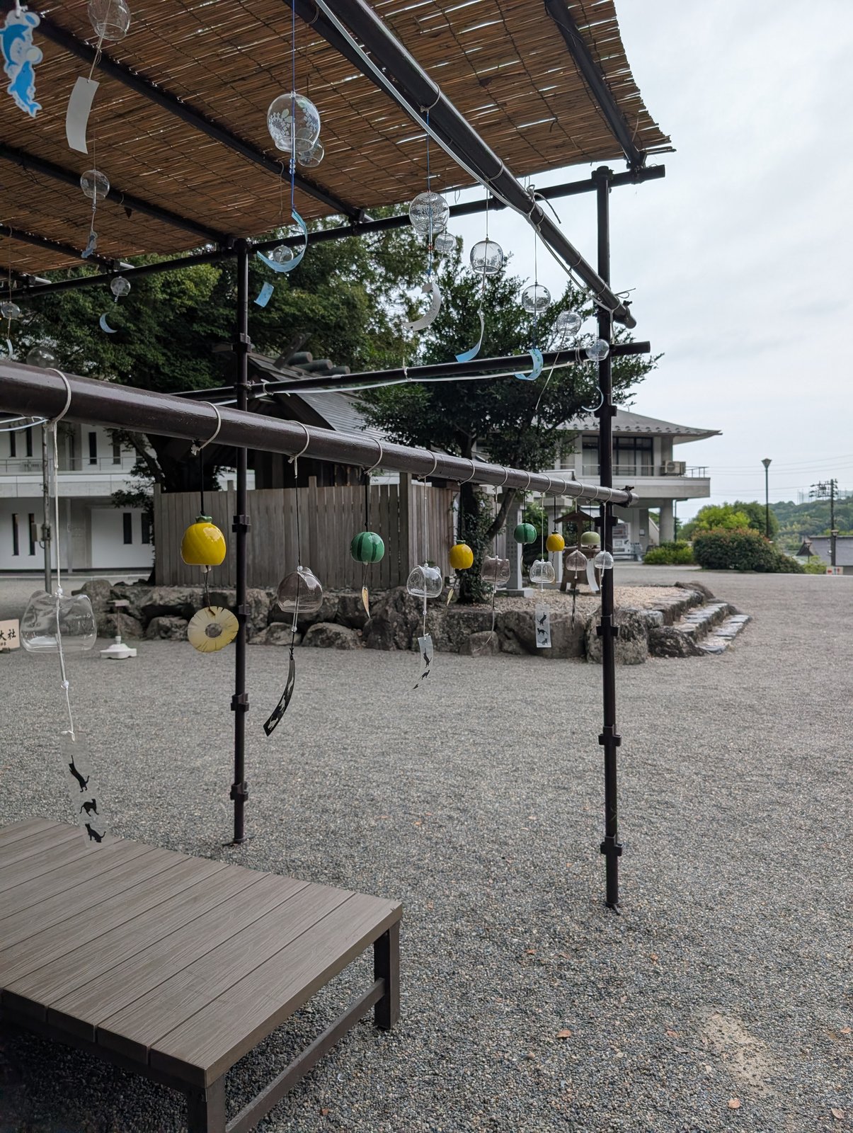 厩舎のそばの風鈴の棚。ベンチで一休みできる