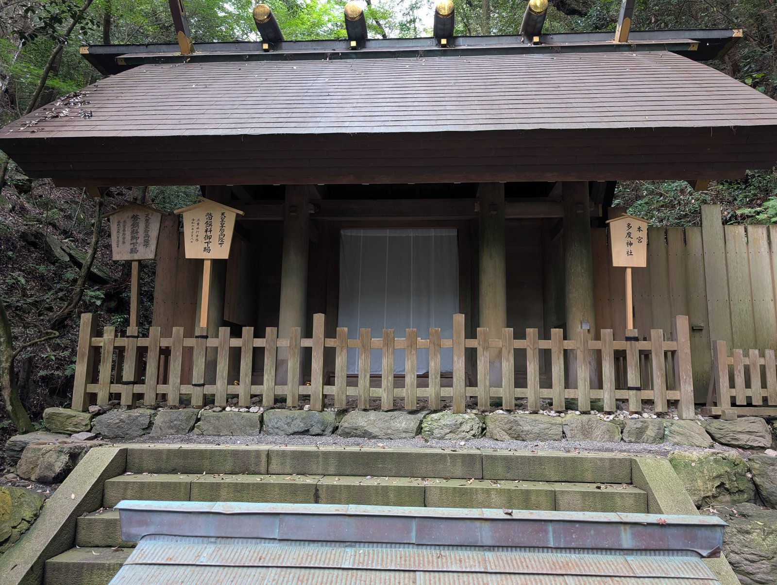 本宮 多度神社。山の斜面を背にした檜皮葺きの社殿