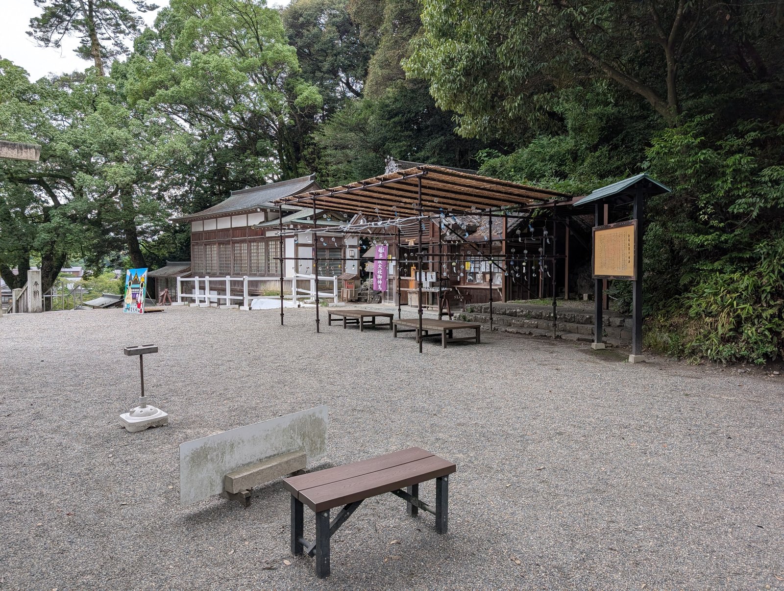 境内の広場。風鈴の棚と御神馬の幟