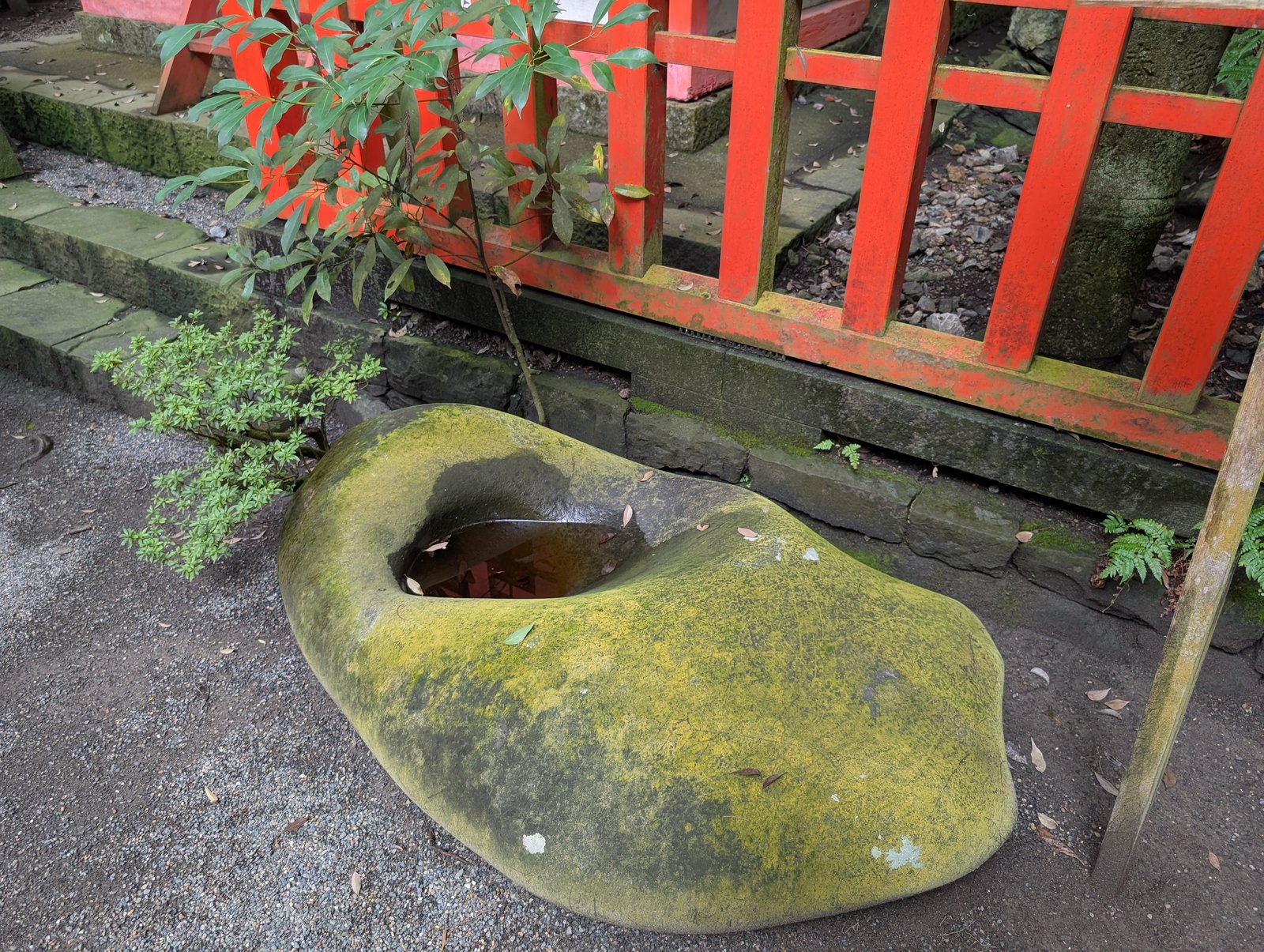 社前に据えられた、穴の開いた大きな石