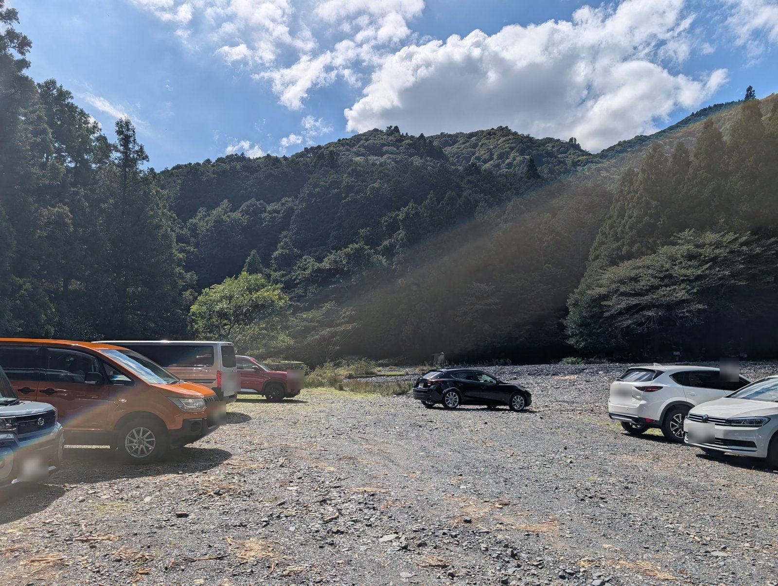 登山者用の駐車場。県外ナンバーの車も多い