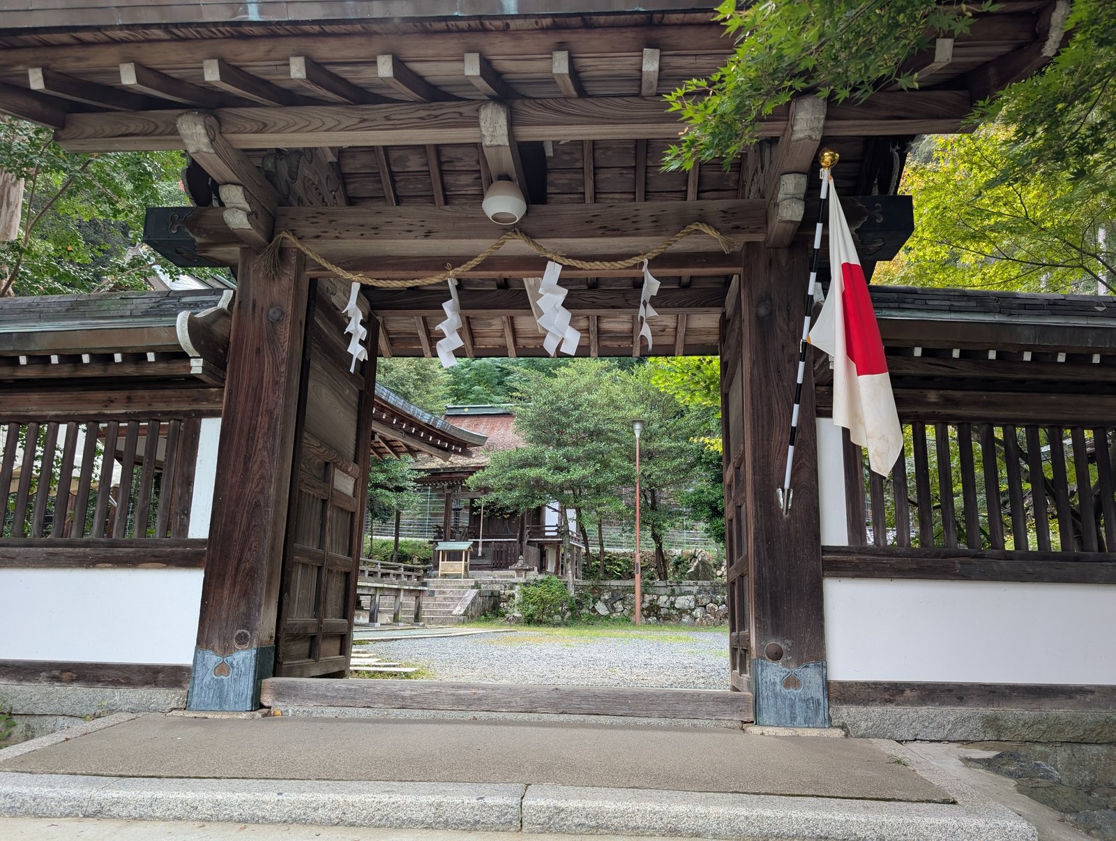 月読神社の門