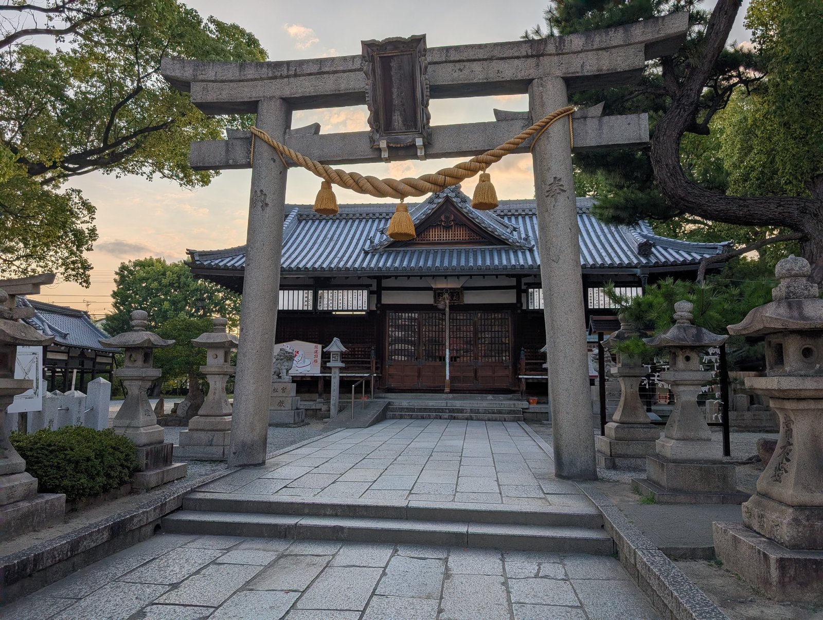 鳥居と社殿