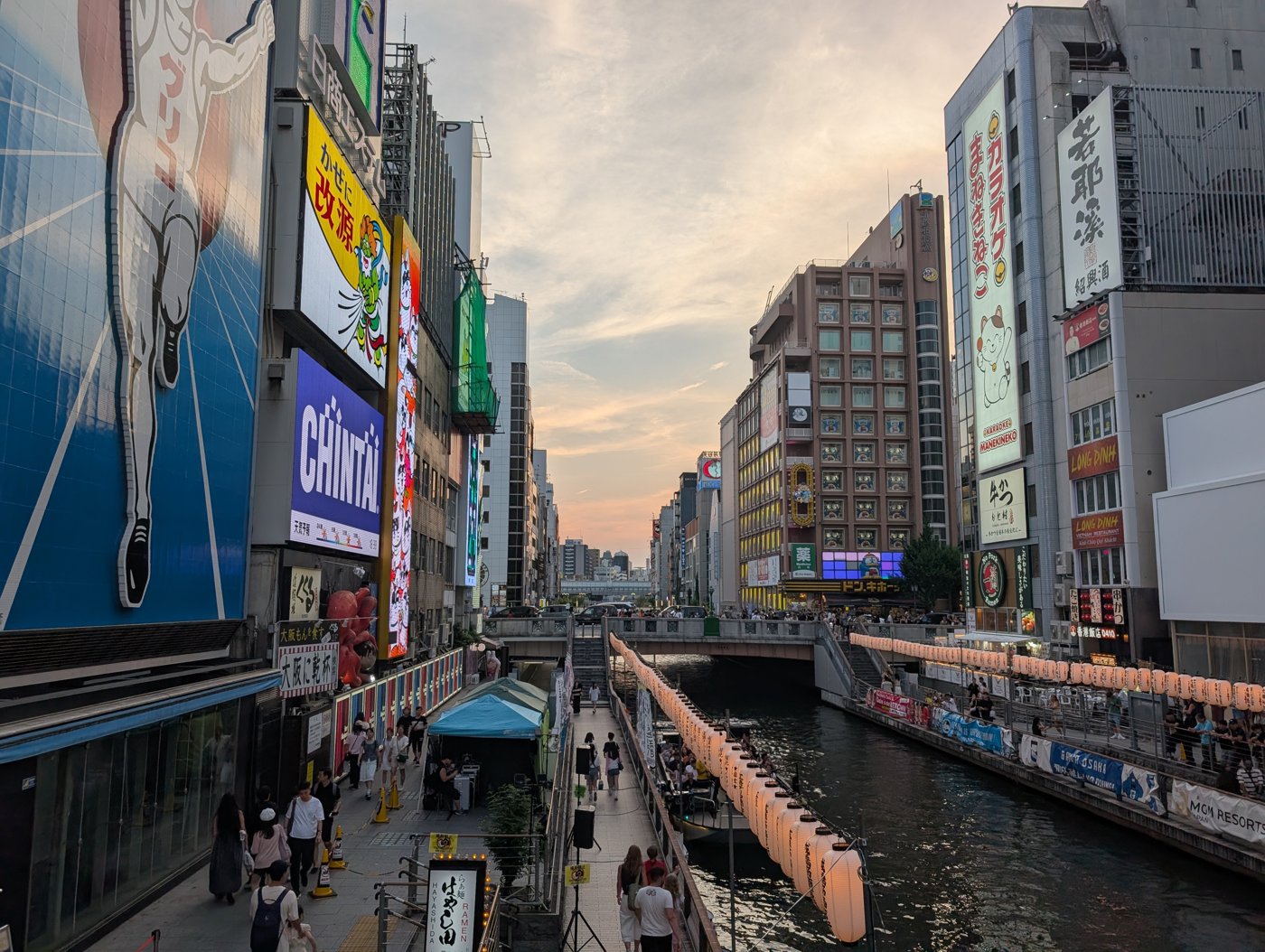夕暮れの道頓堀川。屋形船が行き交う