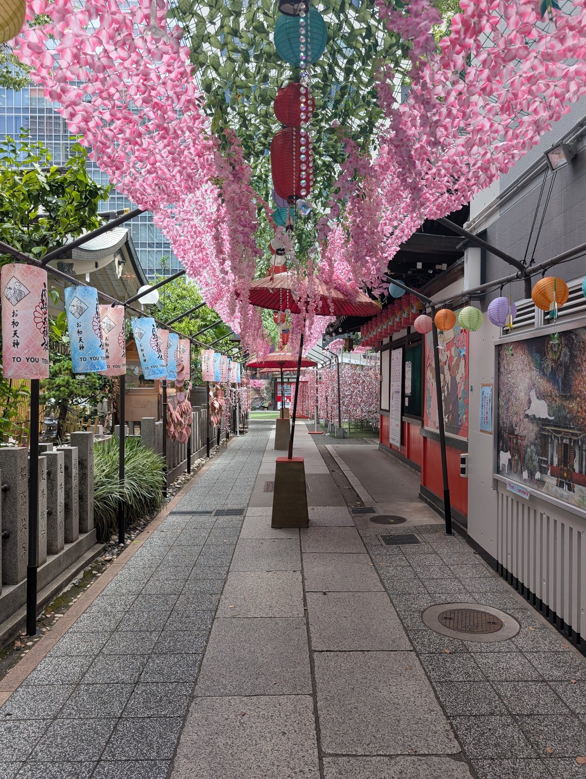 参道の花のアーケード。ピンクの花道が拝殿まで続く
