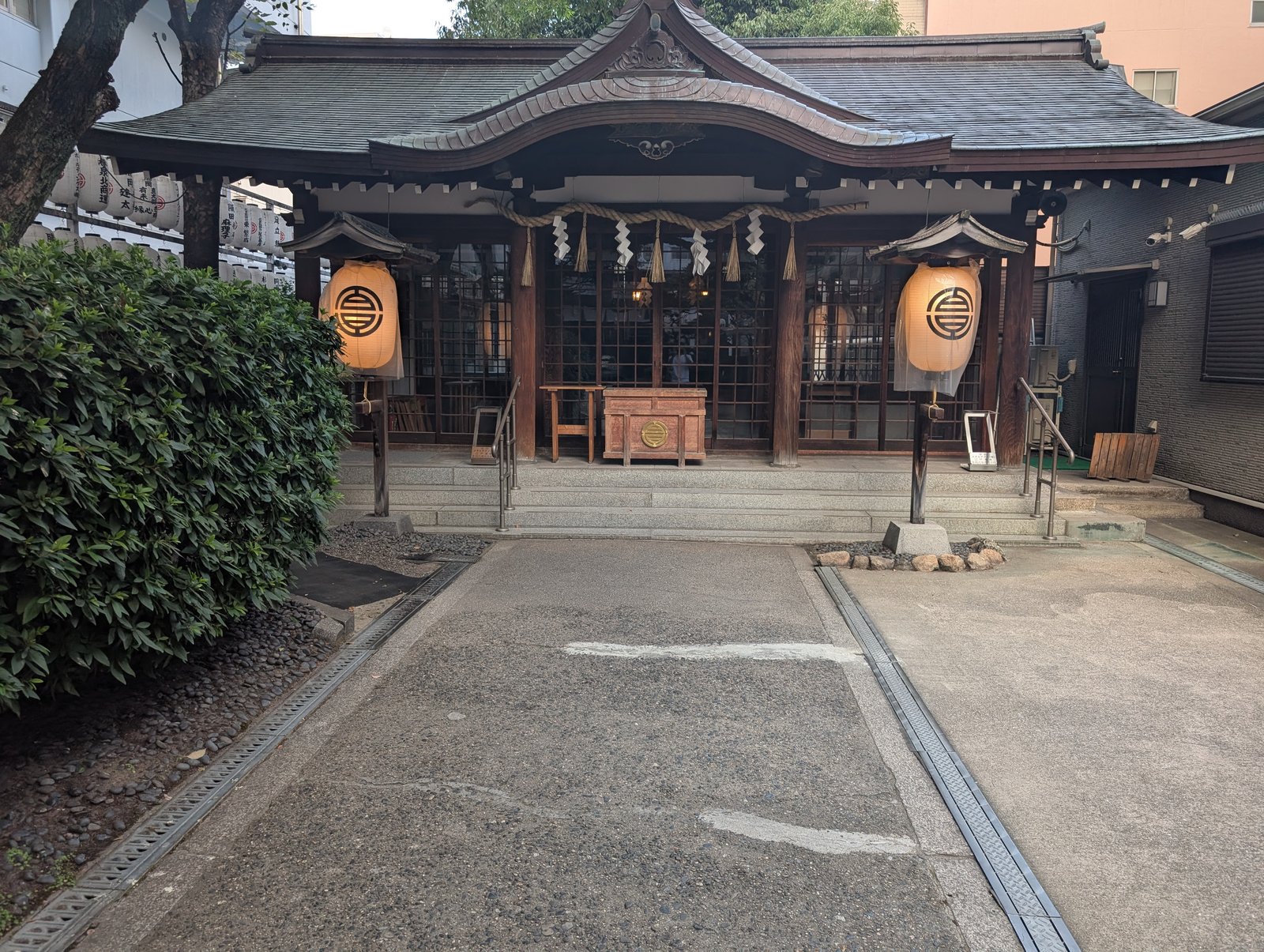 社殿。両脇に神紋の入った提灯が下がる