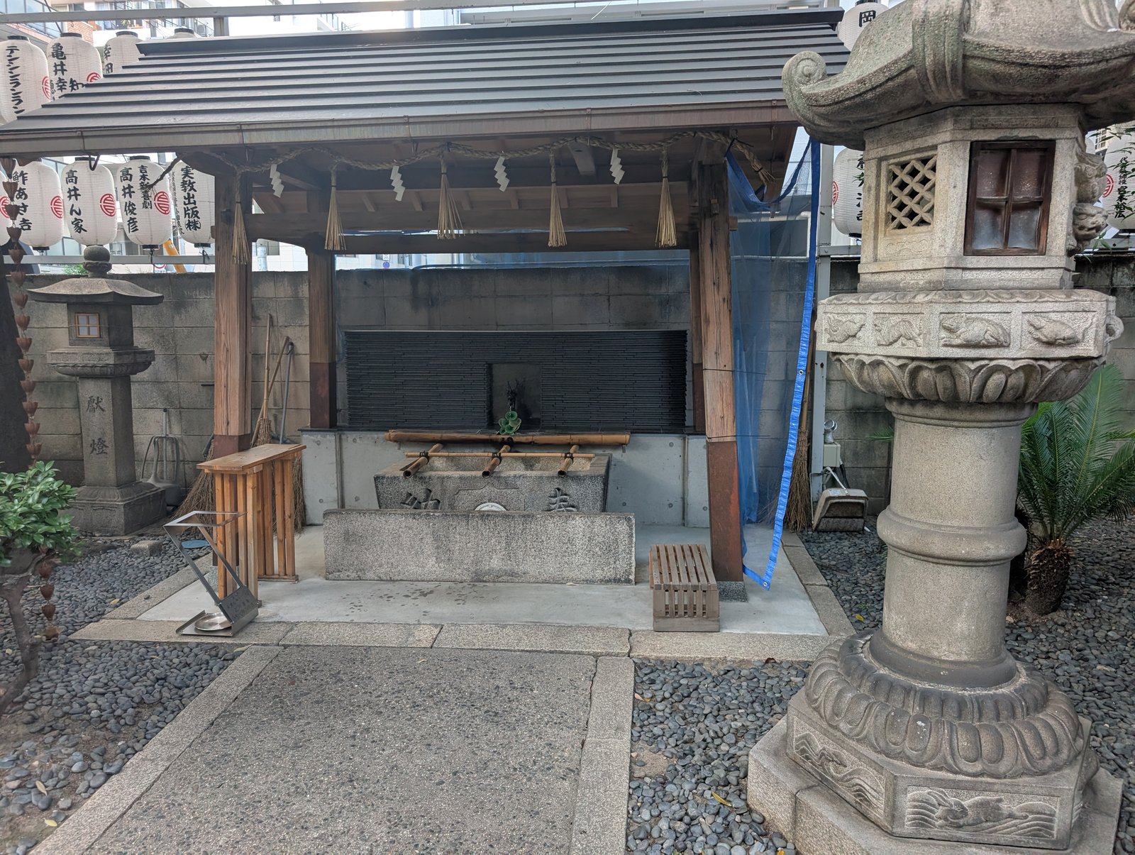 手水舎。右手に石灯籠が立つ