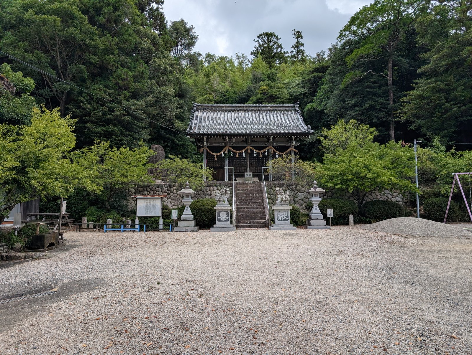 参道から見た社殿。背後は城跡と伝わる丘