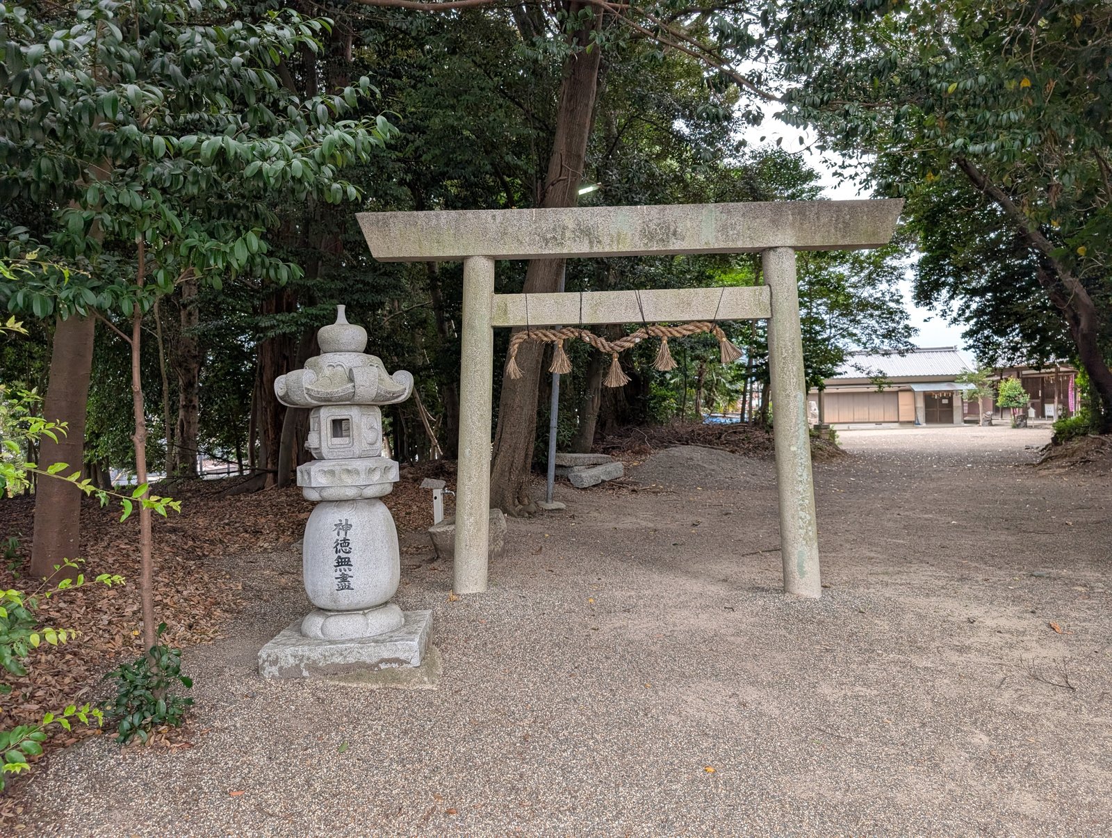 境内の鳥居と石灯籠