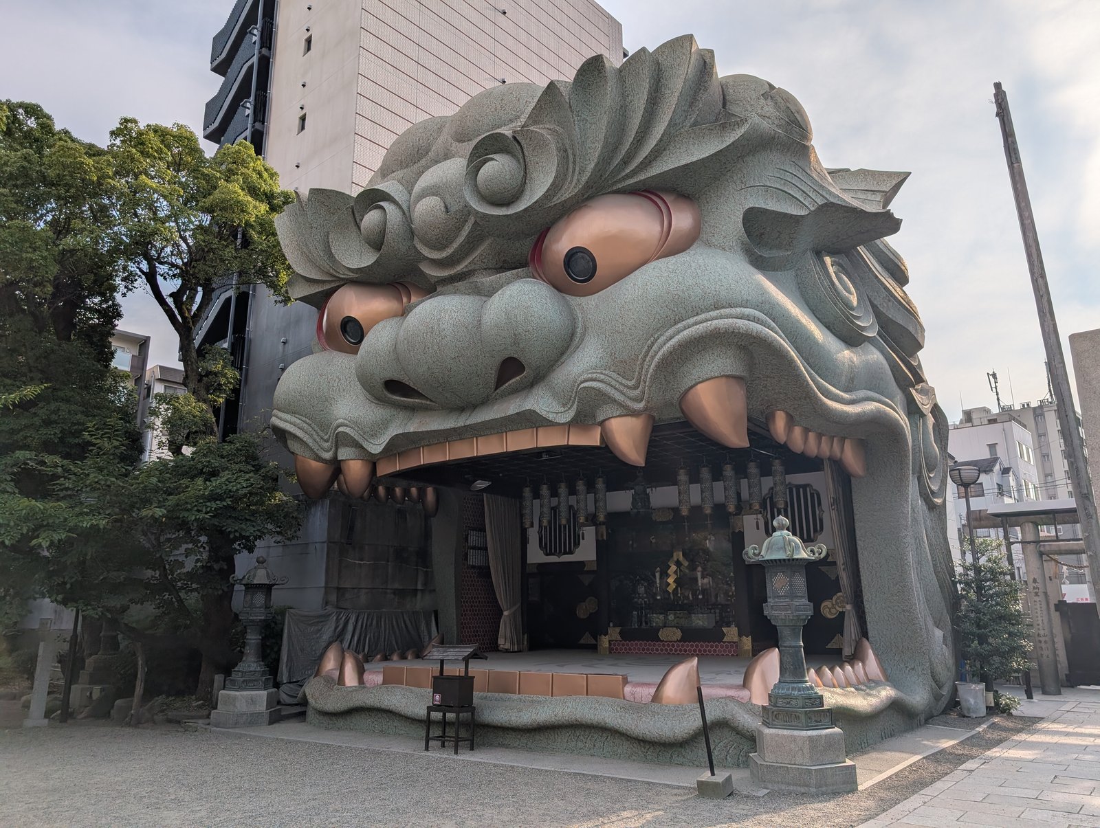 獅子殿。大きく開いた口が邪気を呑むとされる