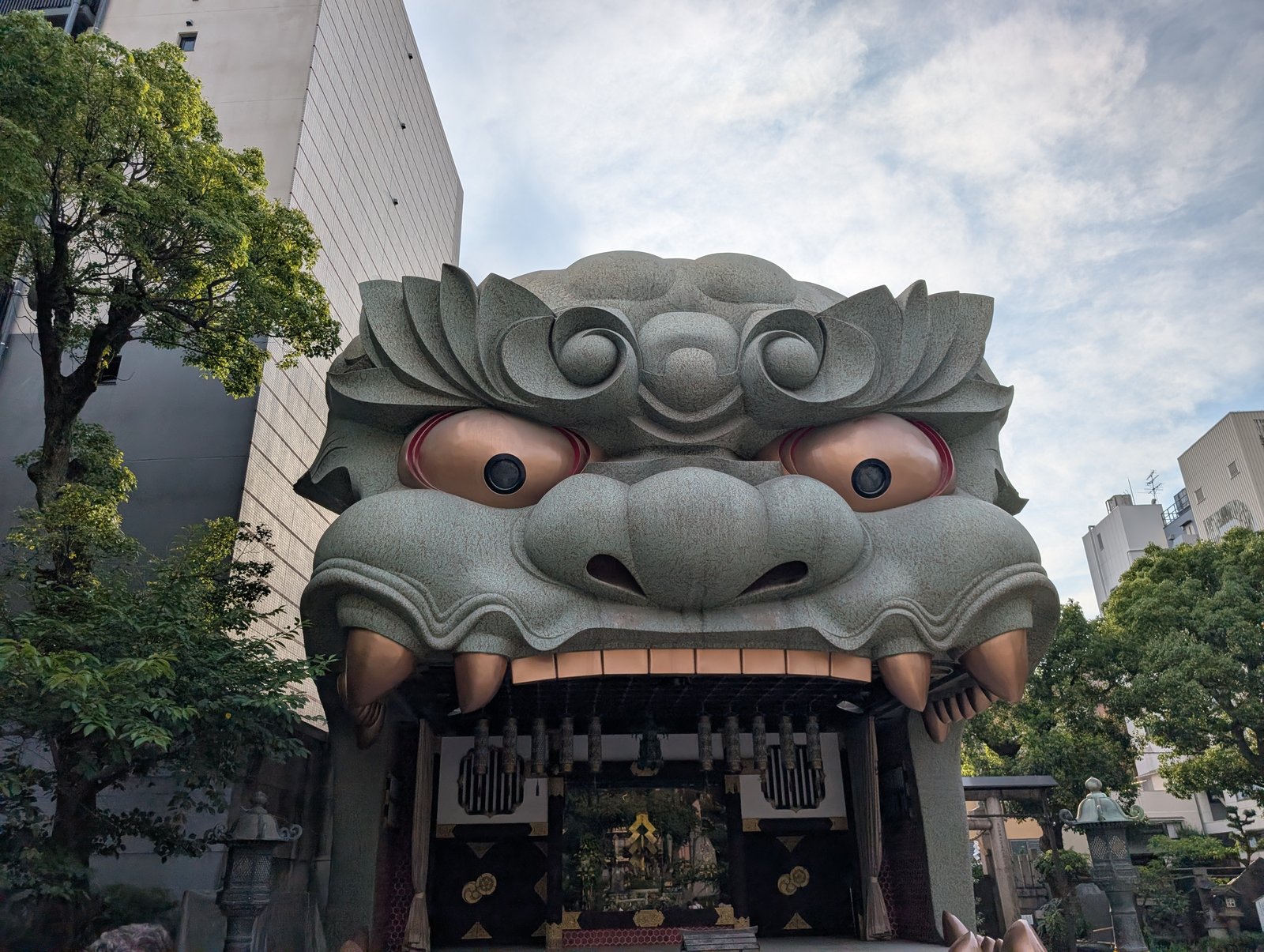 獅子殿と境内