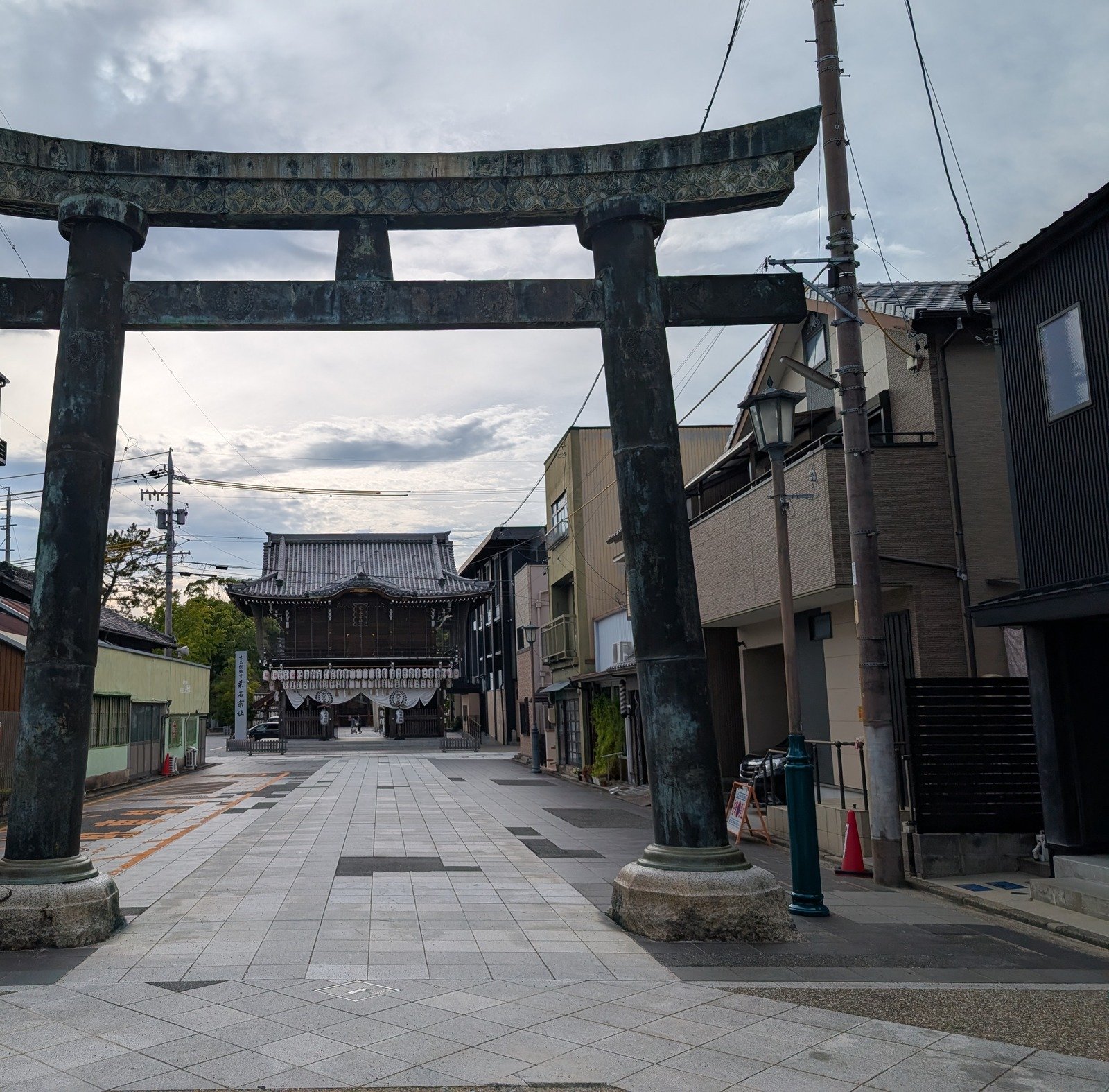 旧東海道の辻に立つ銅鳥居と、その先の楼門（2026-08-28 撮影）