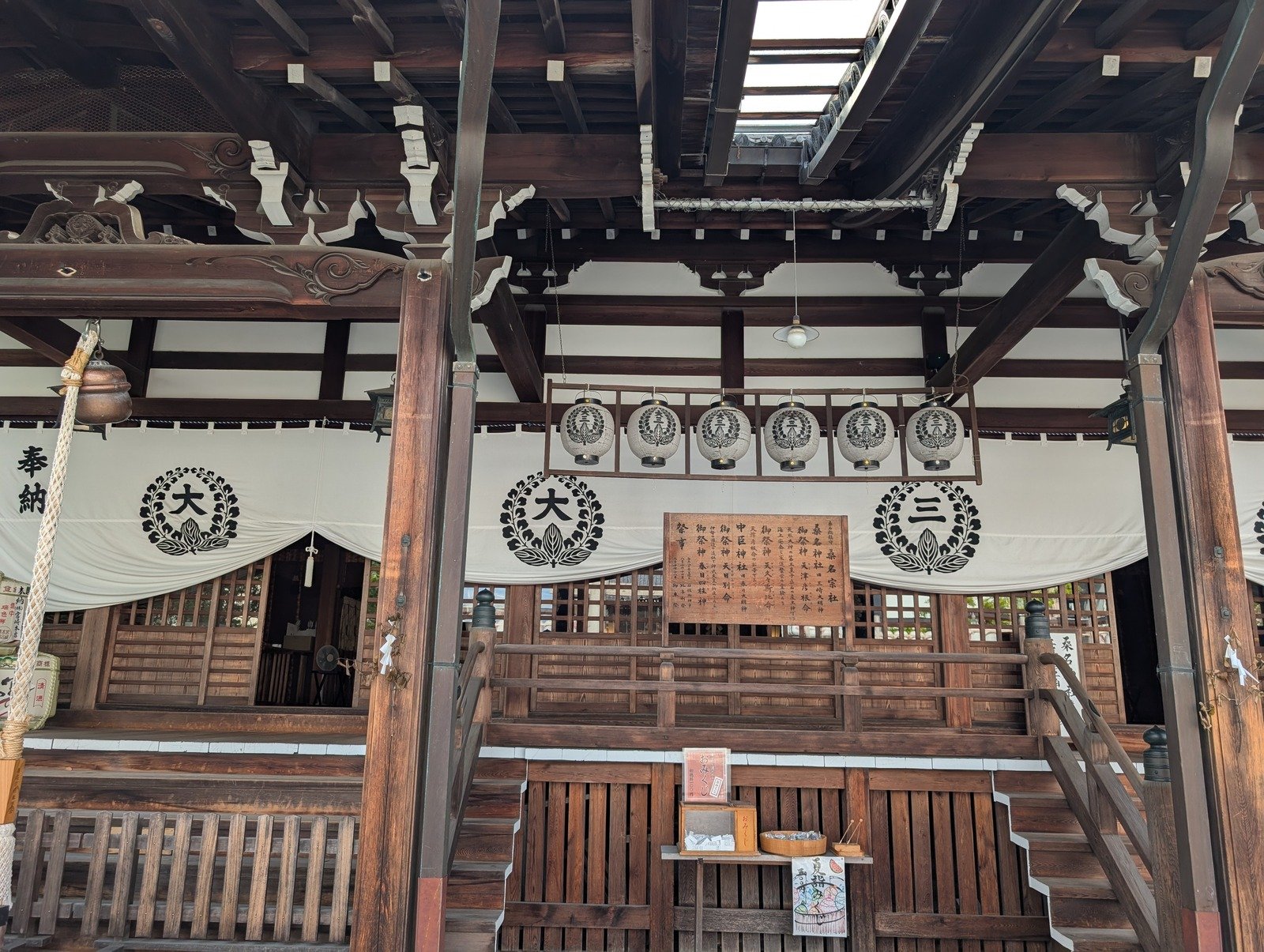 拝殿と、御祭神・祭事を掲げた木札（2026-08-28 撮影）