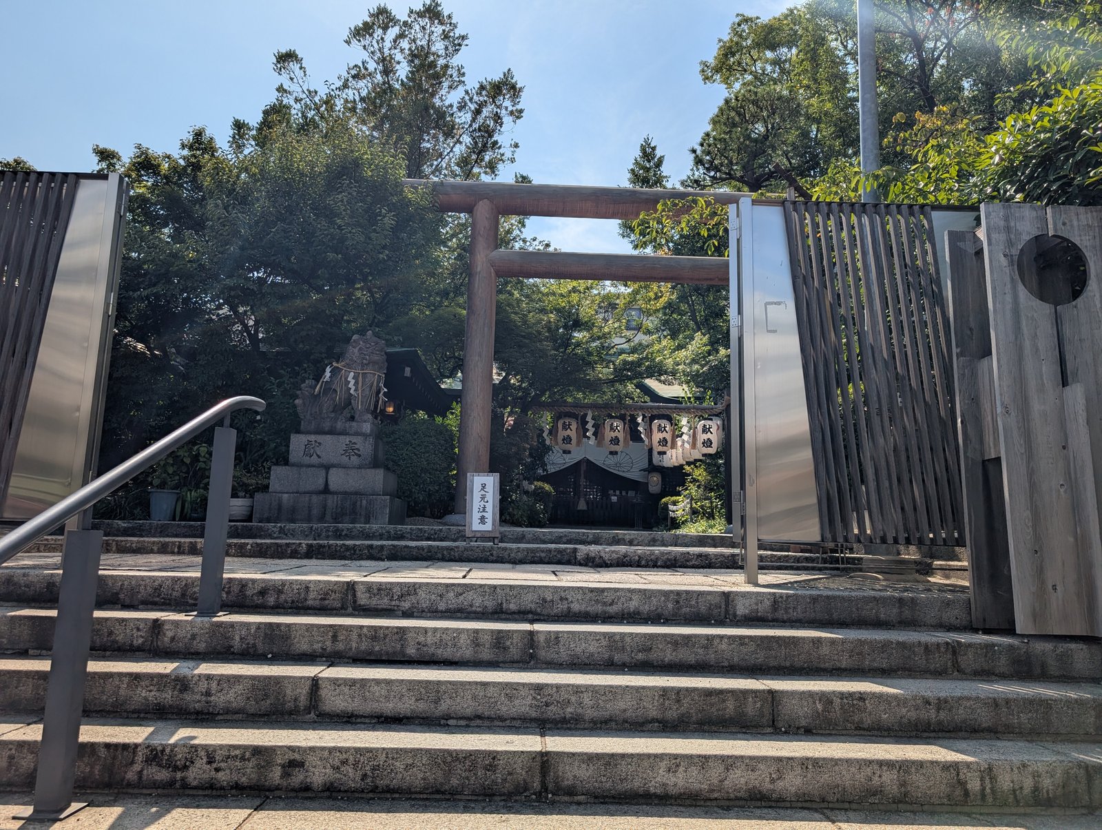 堀越神社の入口。鳥居の向こうに境内のほぼ全体が見える
