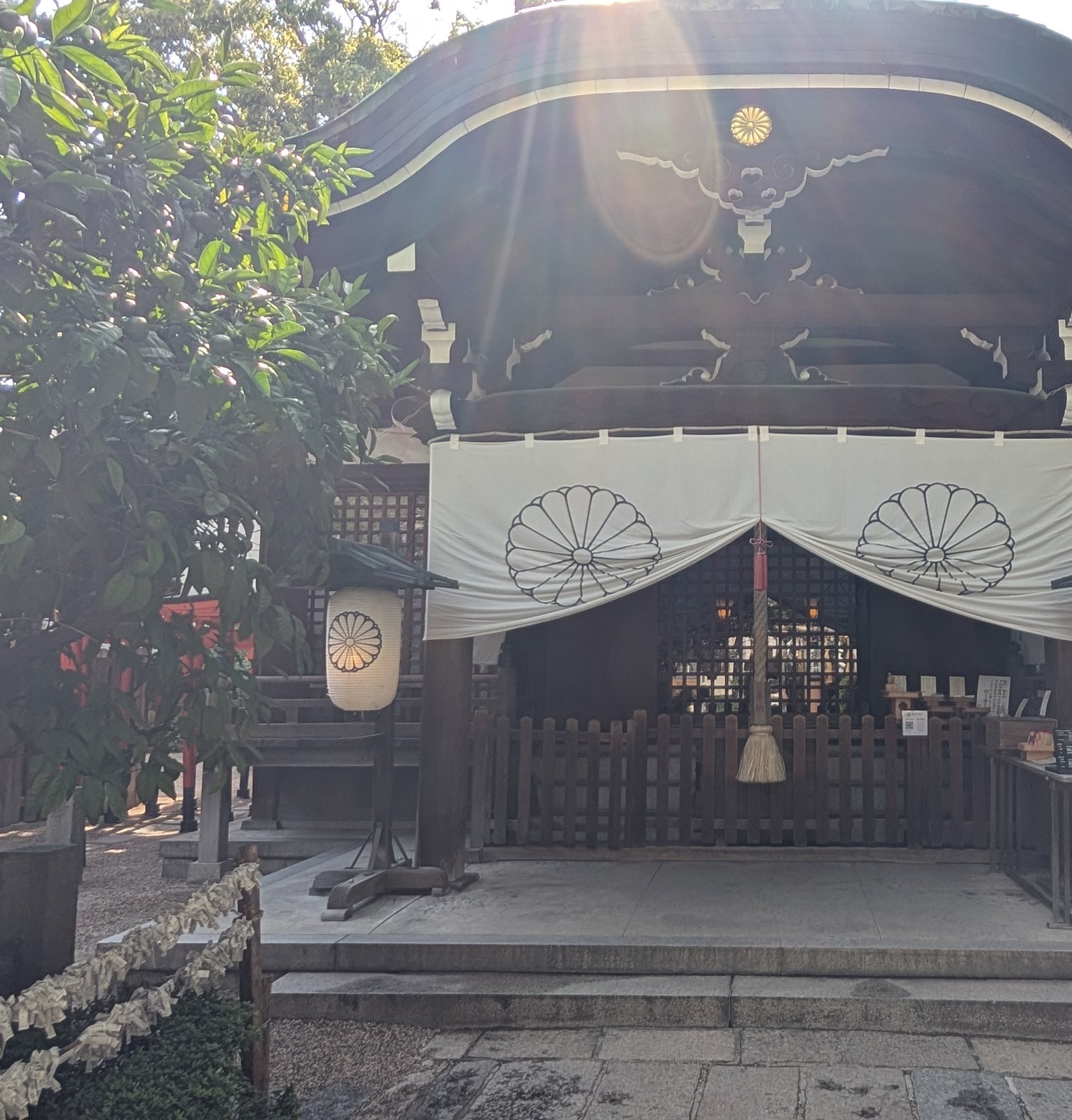 拝殿。白い幕に菊の紋が染められている