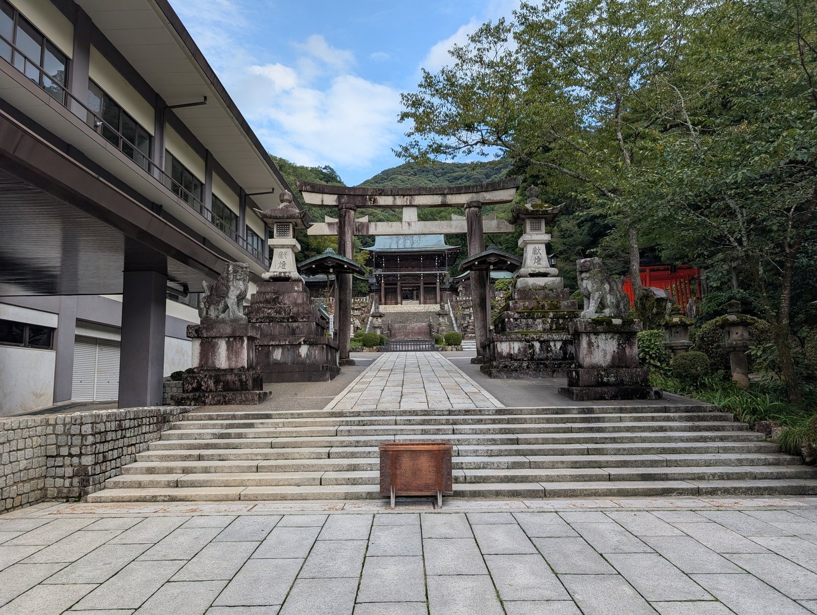 参道。石鳥居の奥に神門、その先に金華山の緑