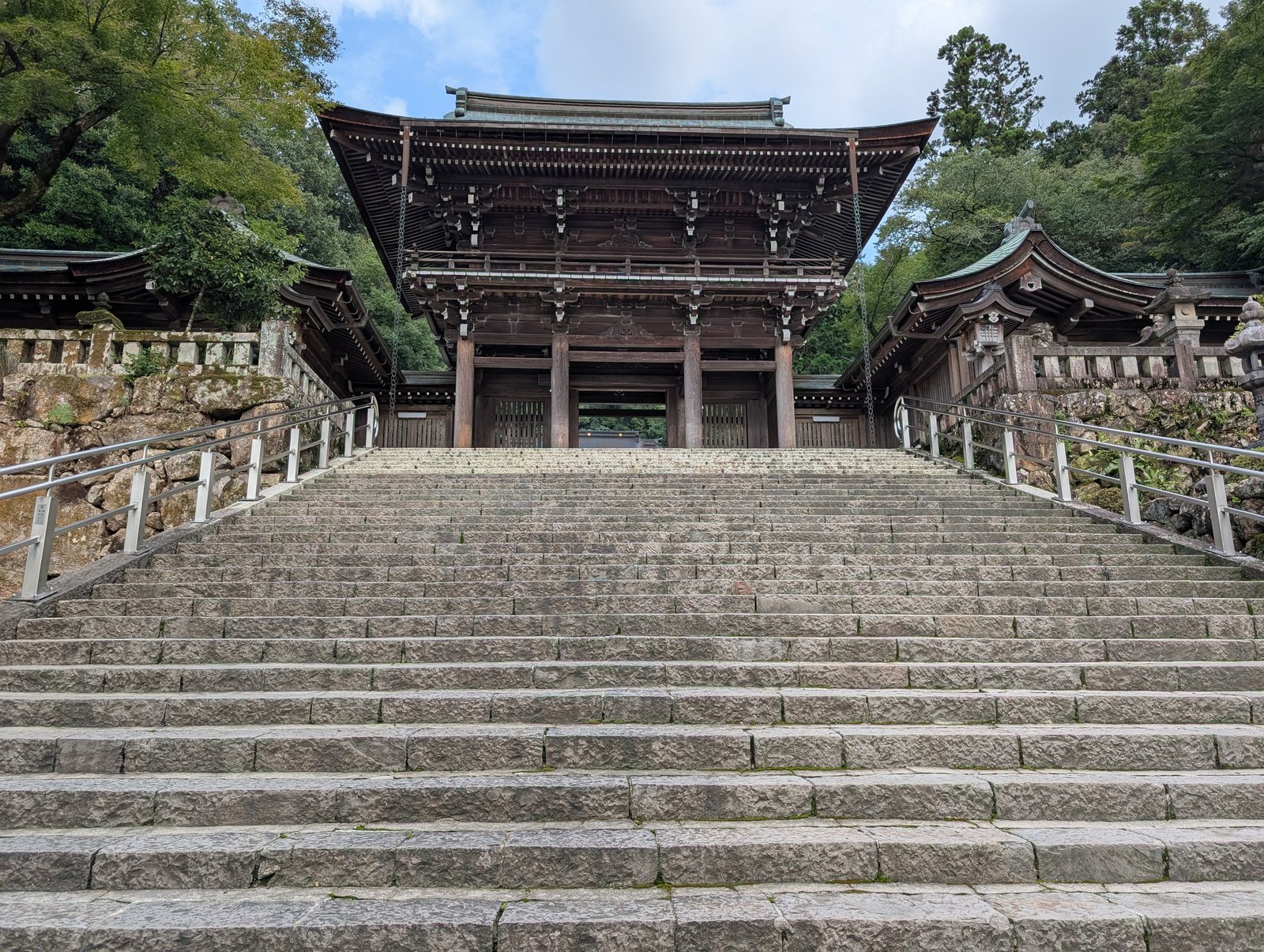石段の上に立つ楼門