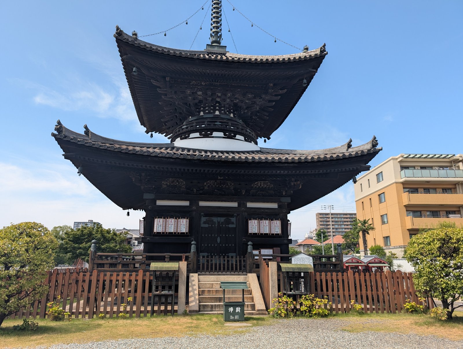多宝塔(国の重要文化財)。寺公式と文化財標識は慶長2年(1597年)の秀吉再建とする