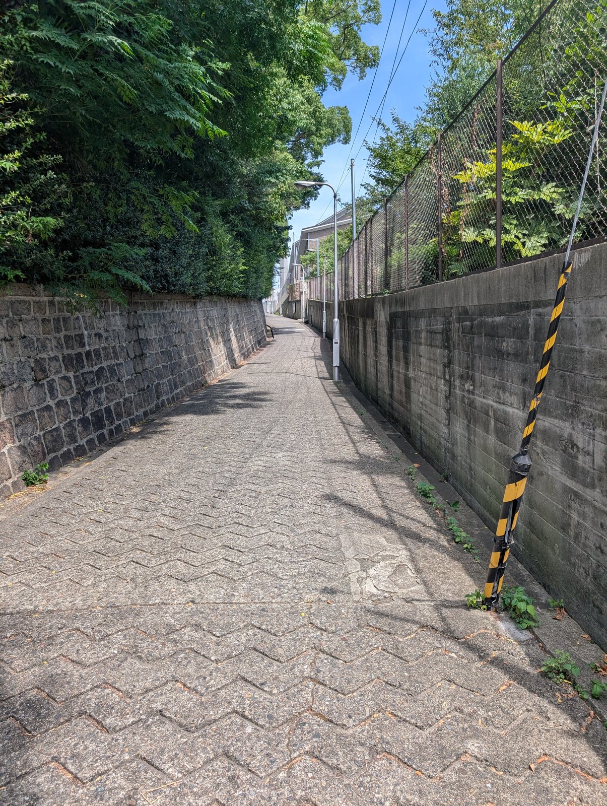 愛染坂。下り口の説明板は多宝塔を「市内最古の建造物」と記す
