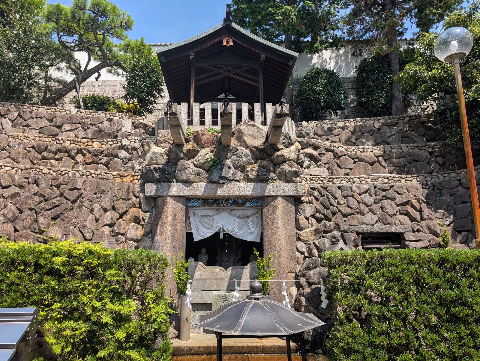 玉出の滝。石垣の中の行場に水が落ちる
