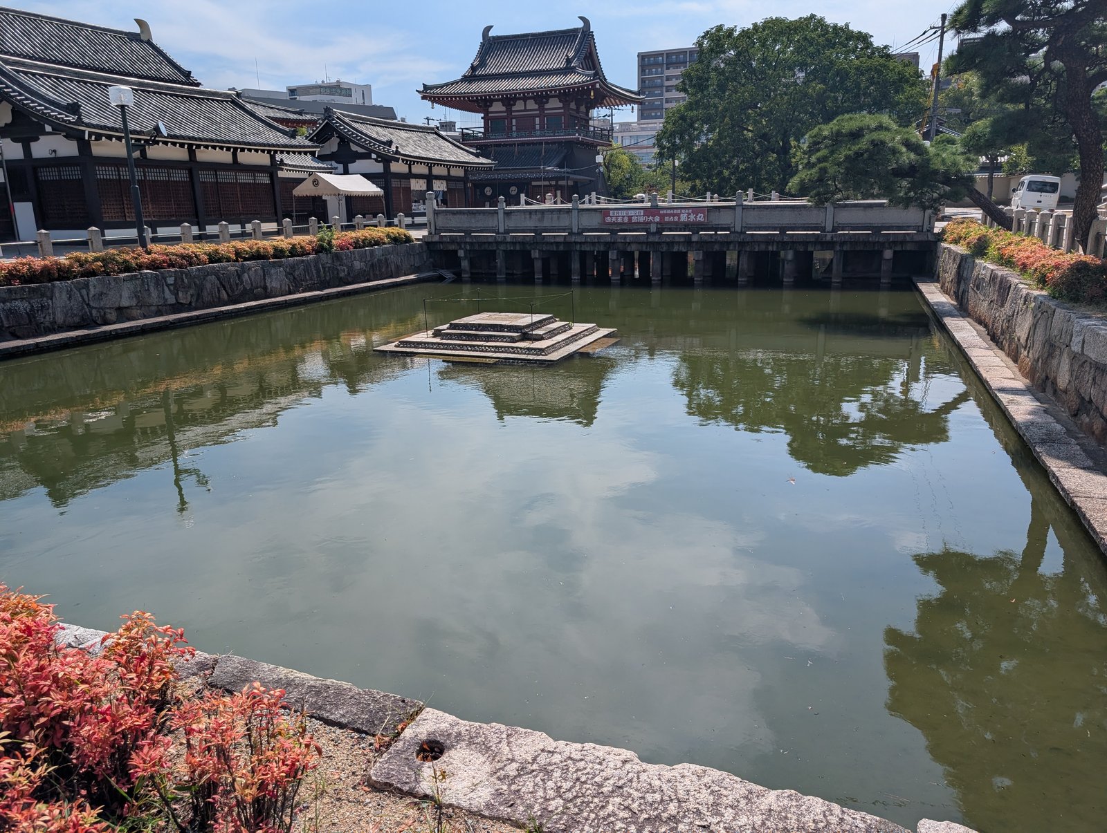 亀の池。石の島と、奥に石舞台