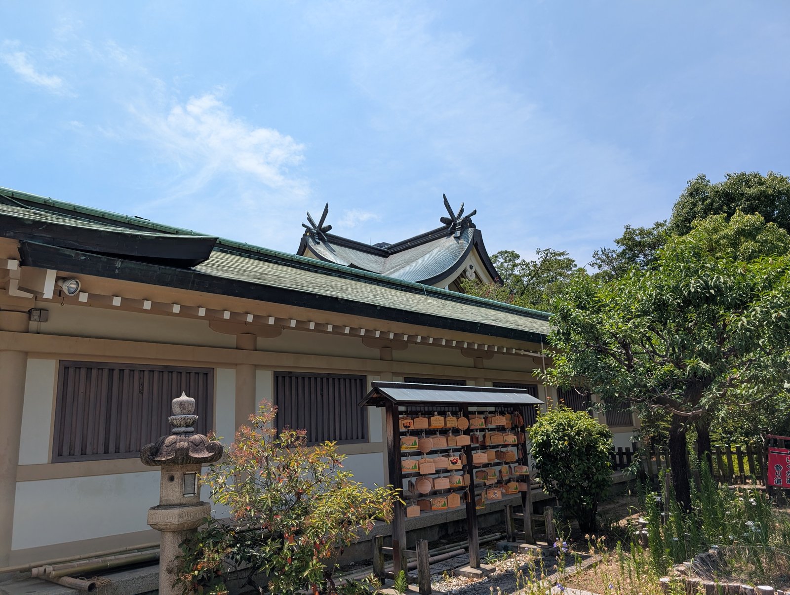 本殿の屋根。流造で葺きおろした三破風の「生國魂造」