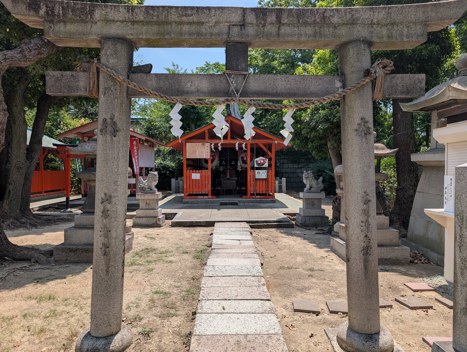 境内の鴫野神社。縁結びの信仰で知られる