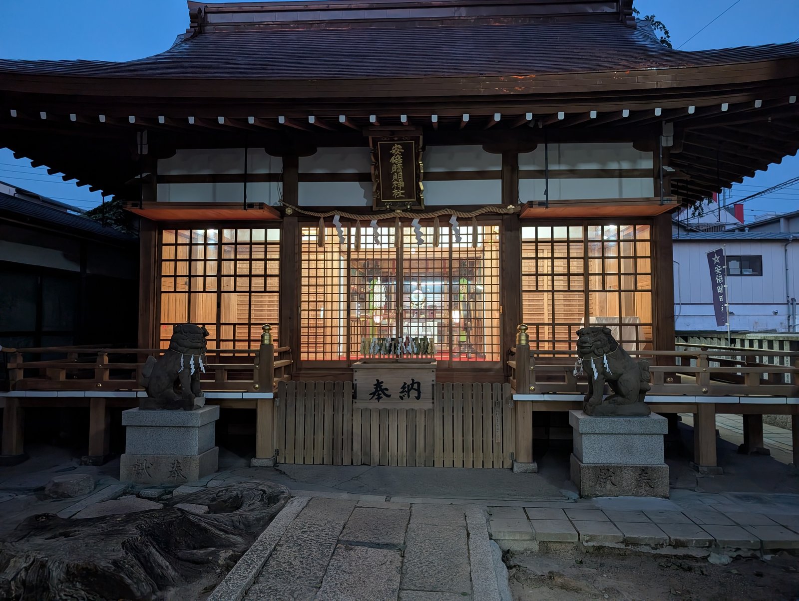 夜の拝殿。提灯に灯りがともる