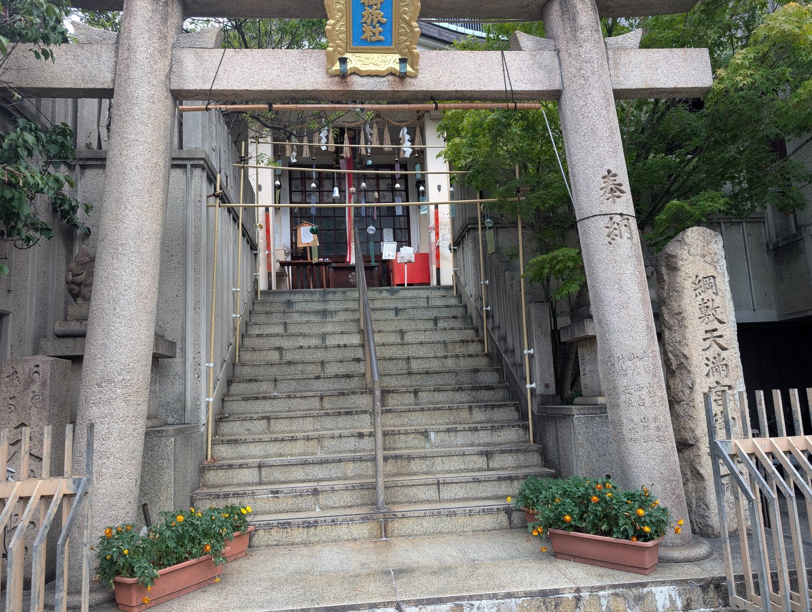 茶屋町の石段の上に建つ御旅社