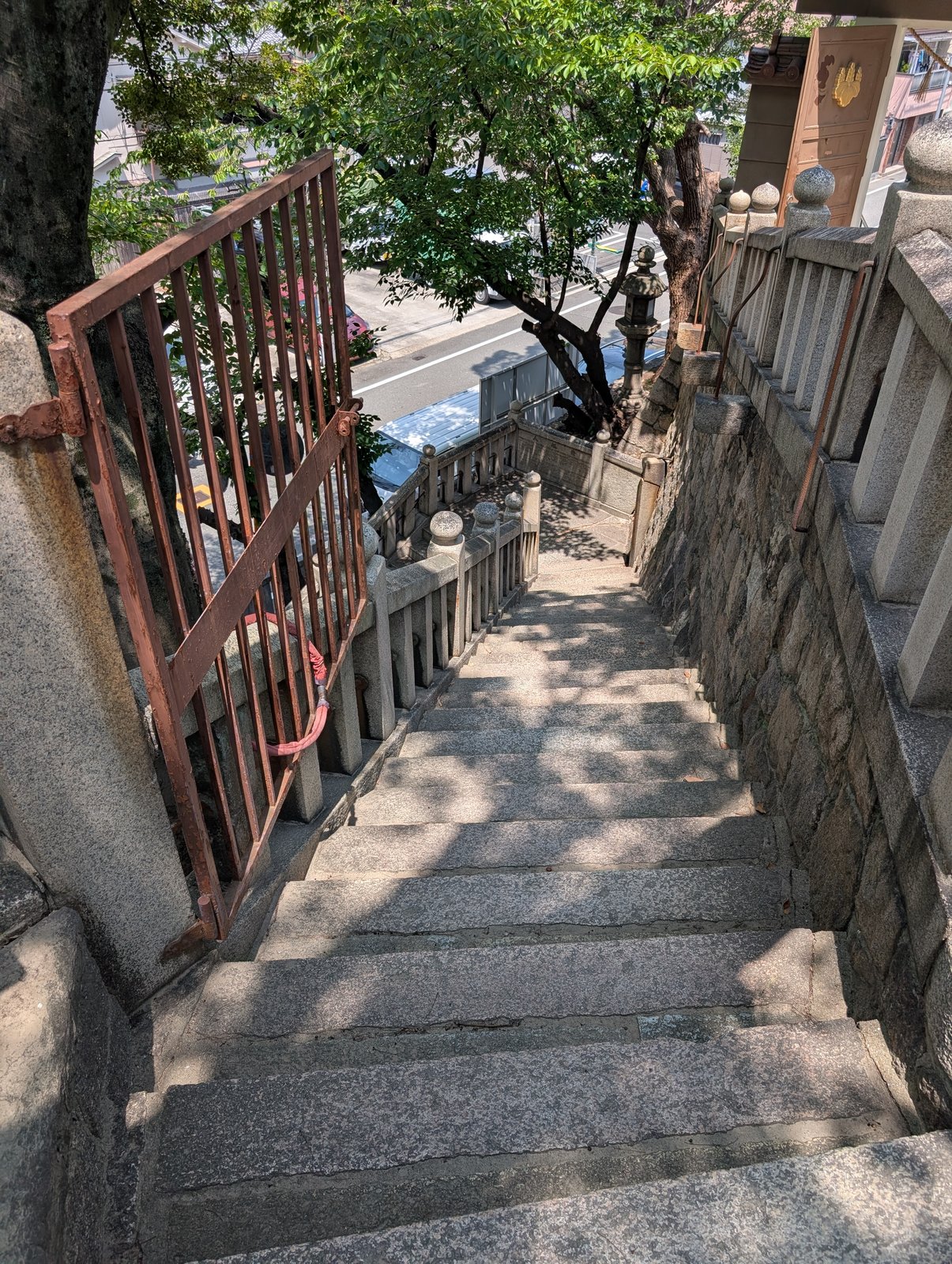 西坂(縁切り坂)。踊り場で折れながら下る