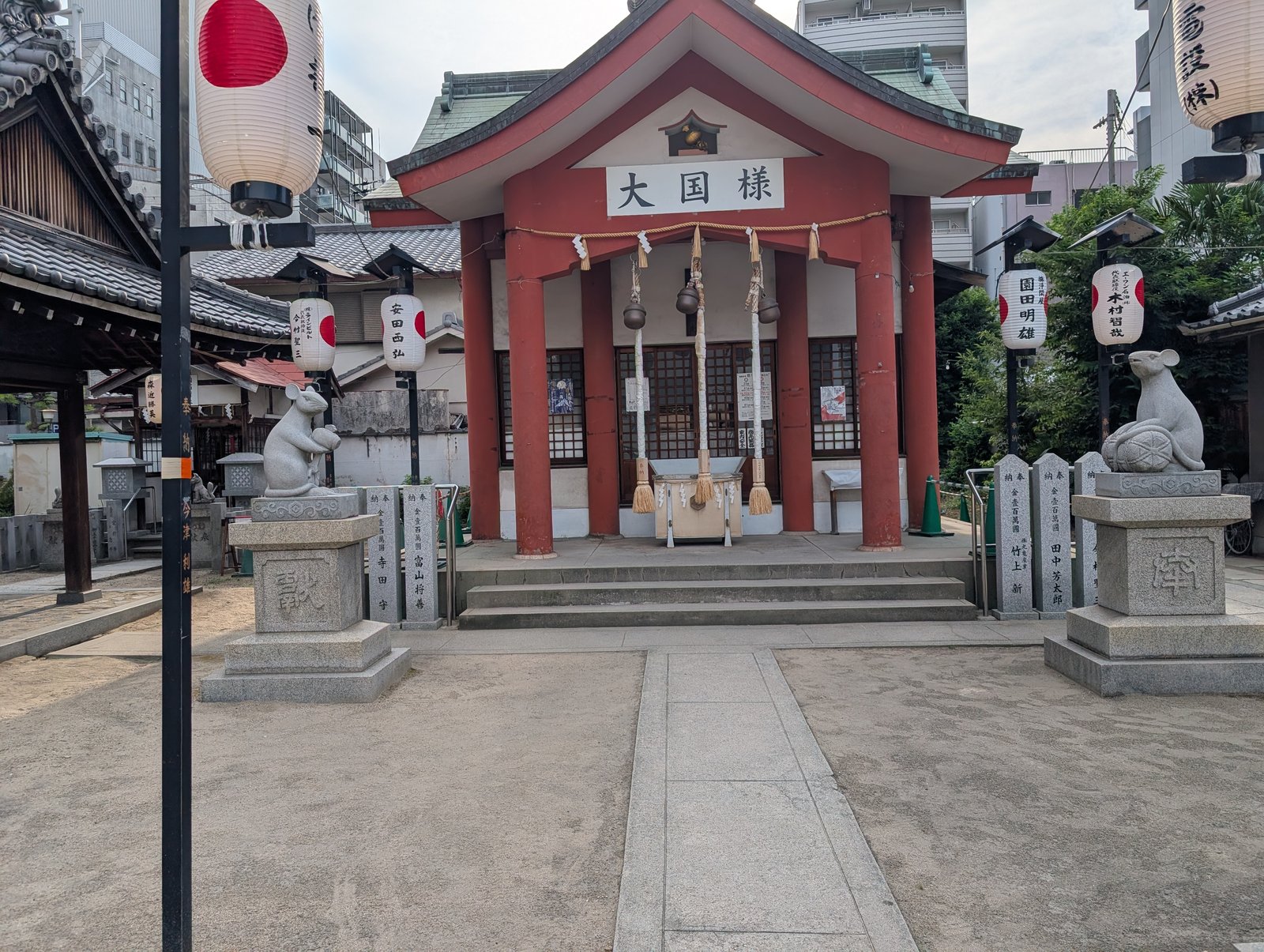 朱塗りの社殿
