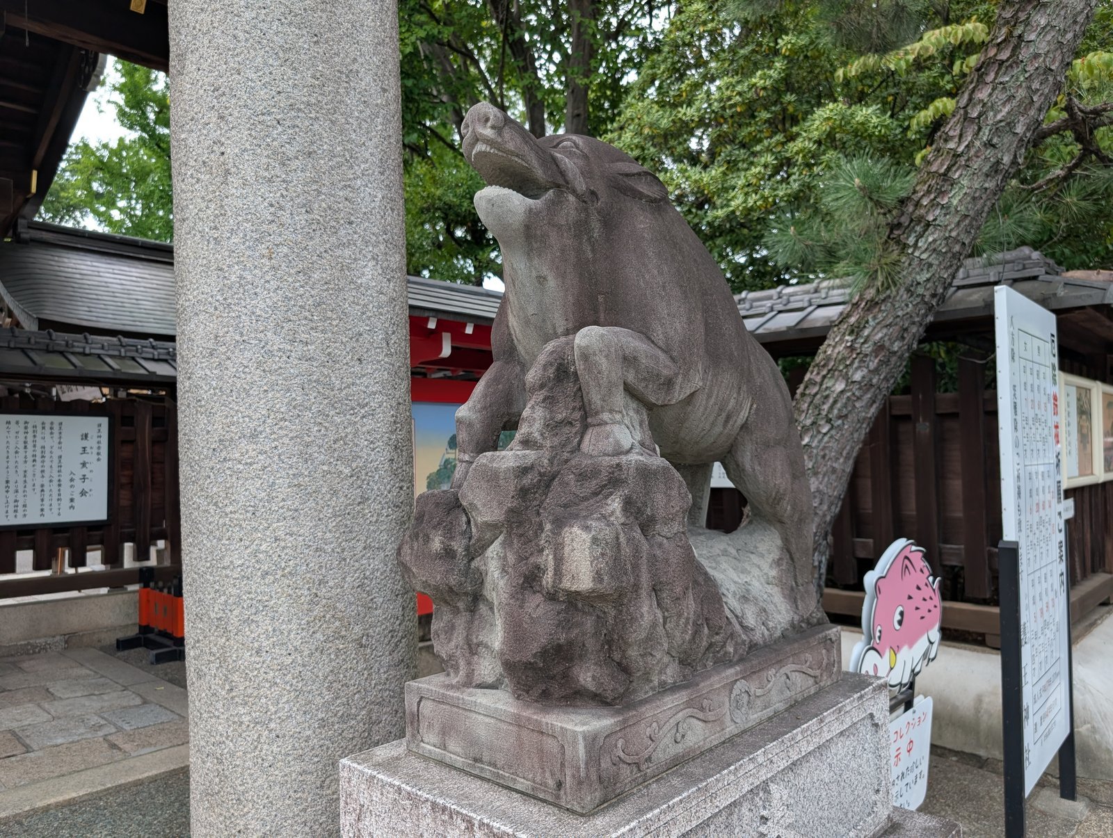 境内の狛いのしし。狛犬の代わりに置かれた猪の像