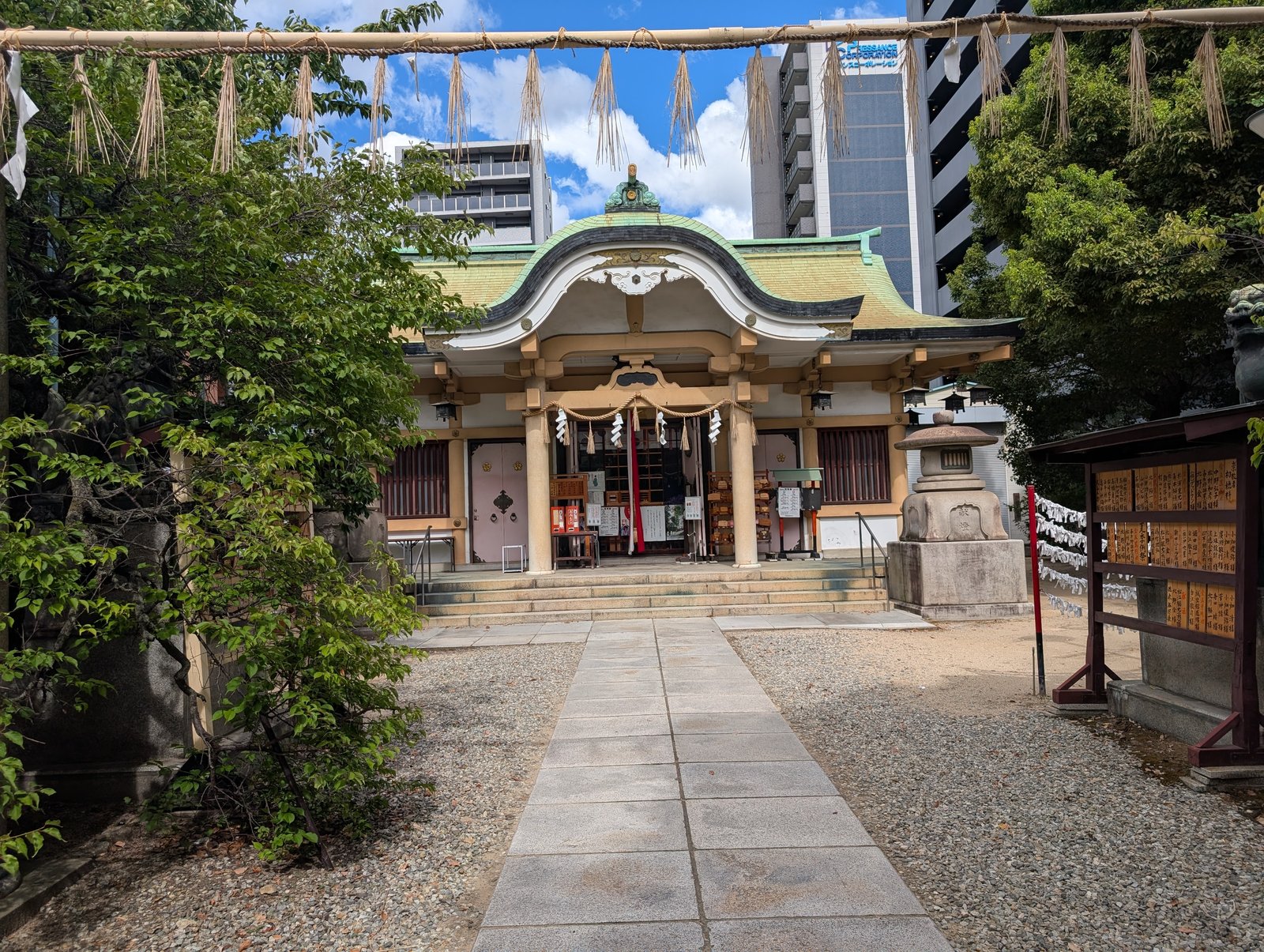 本殿。神山町の裏路地に静かに建つ