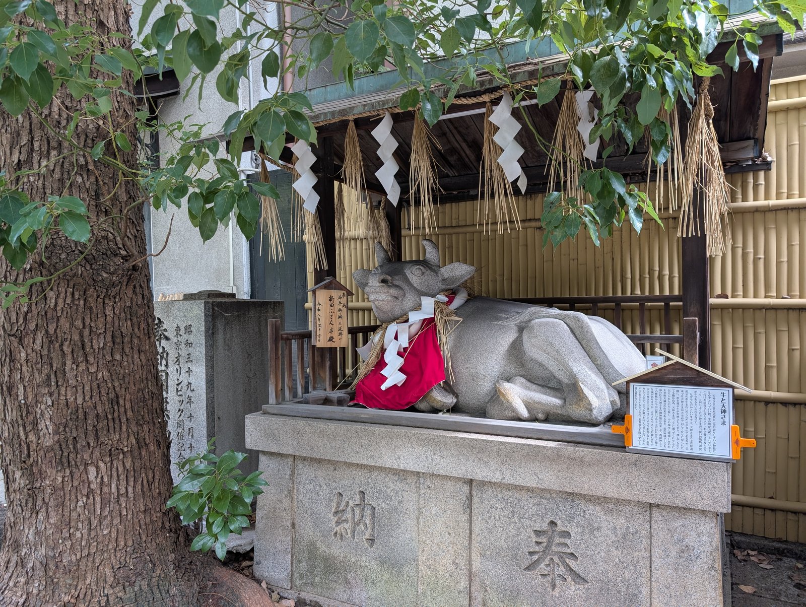 撫で牛の石像